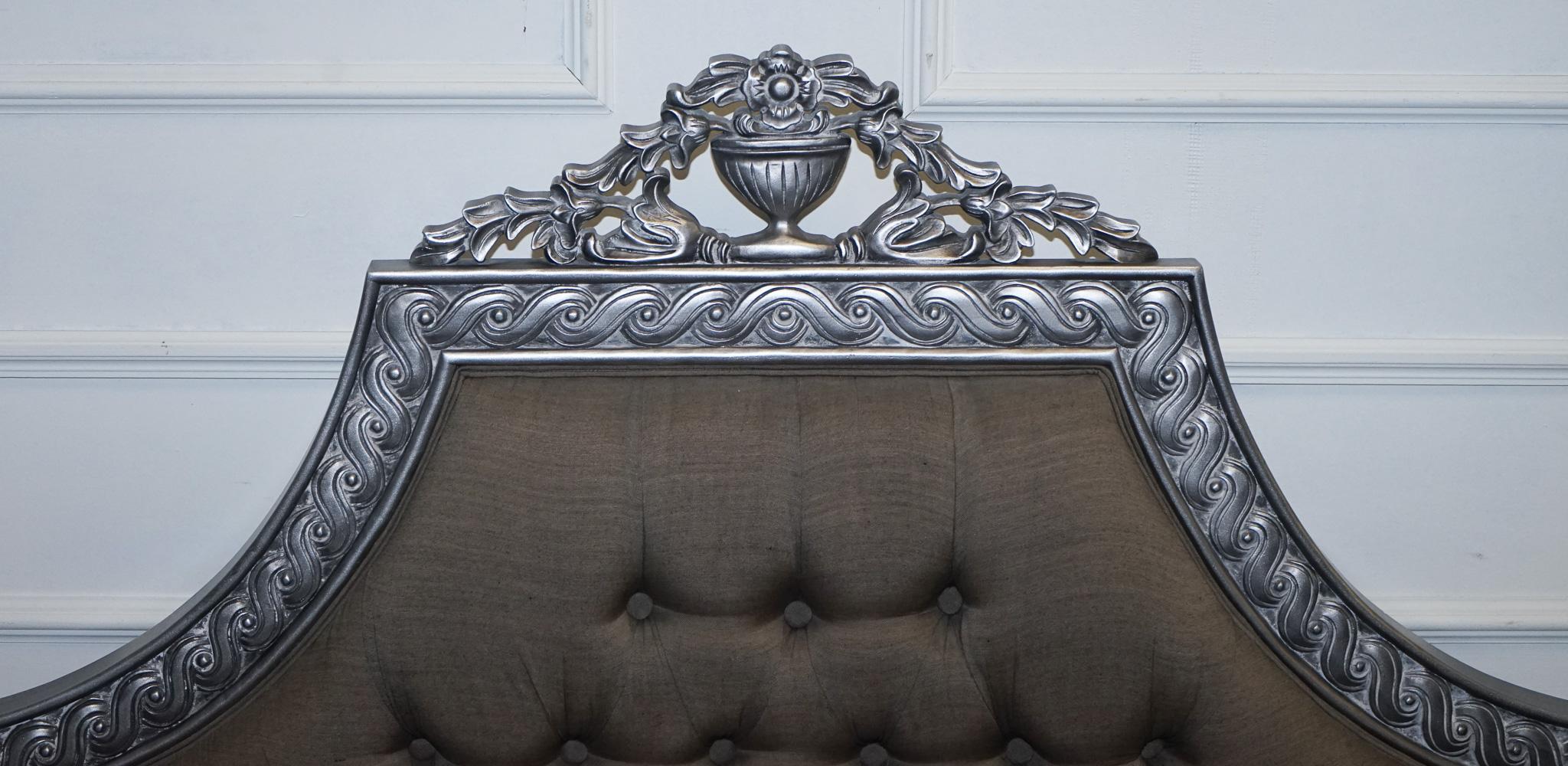 BEAU FRANÇAIS BUTTON BACKED KING SiZE WOODEN BED FRAME en vente 11