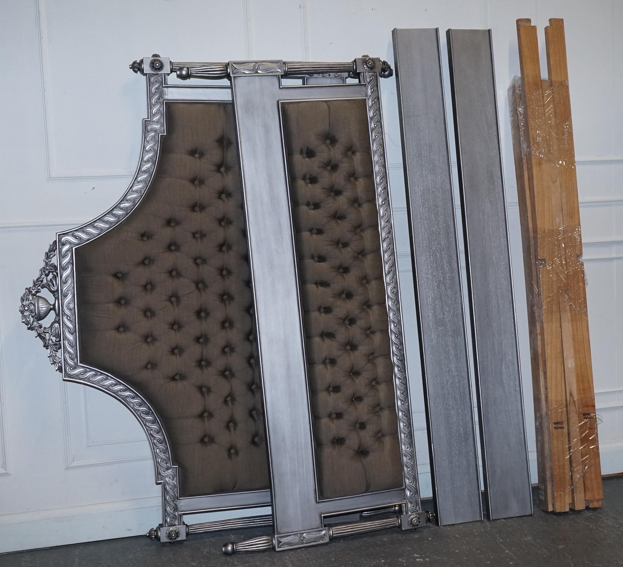 BEAU FRANÇAIS BUTTON BACKED KING SiZE WOODEN BED FRAME en vente 12