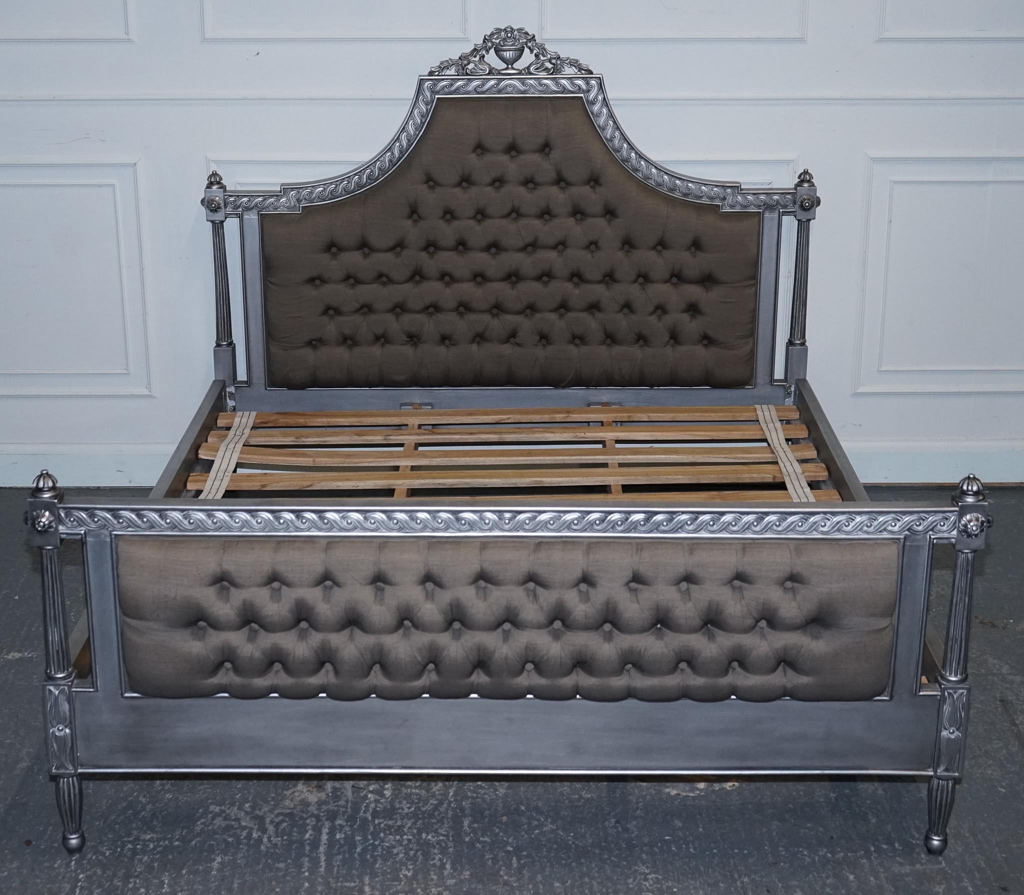 
Antiquités de Londres



Nous sommes ravis d'offrir à la vente ce magnifique cadre de lit King Size à dos de boutons en argent.

Le lit est en bon état, avec quelques légères traces d'usure, comme on peut s'y attendre avec des objets vintage ou