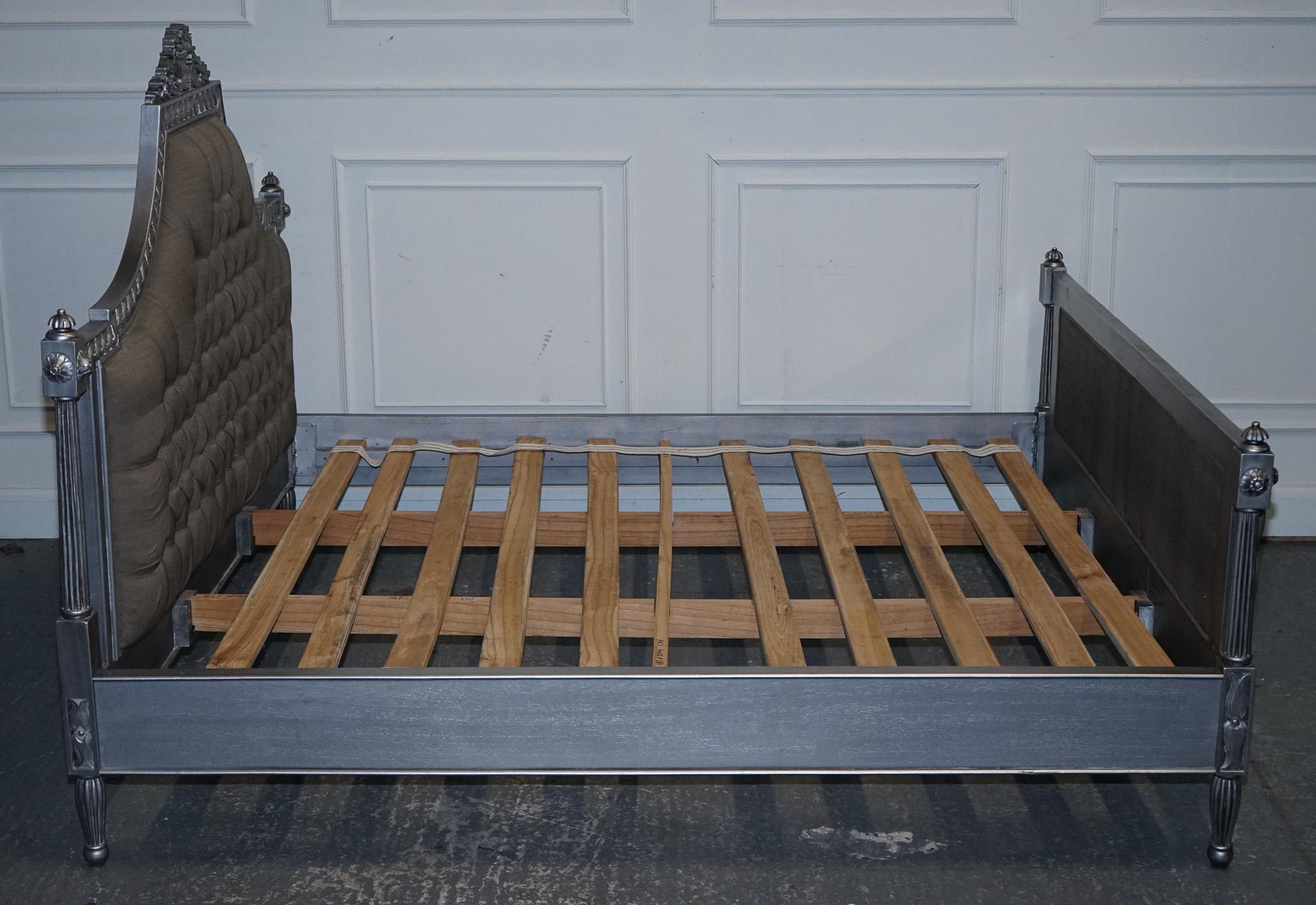 BEAU FRANÇAIS BUTTON BACKED KING SiZE WOODEN BED FRAME Bon état - En vente à Pulborough, GB