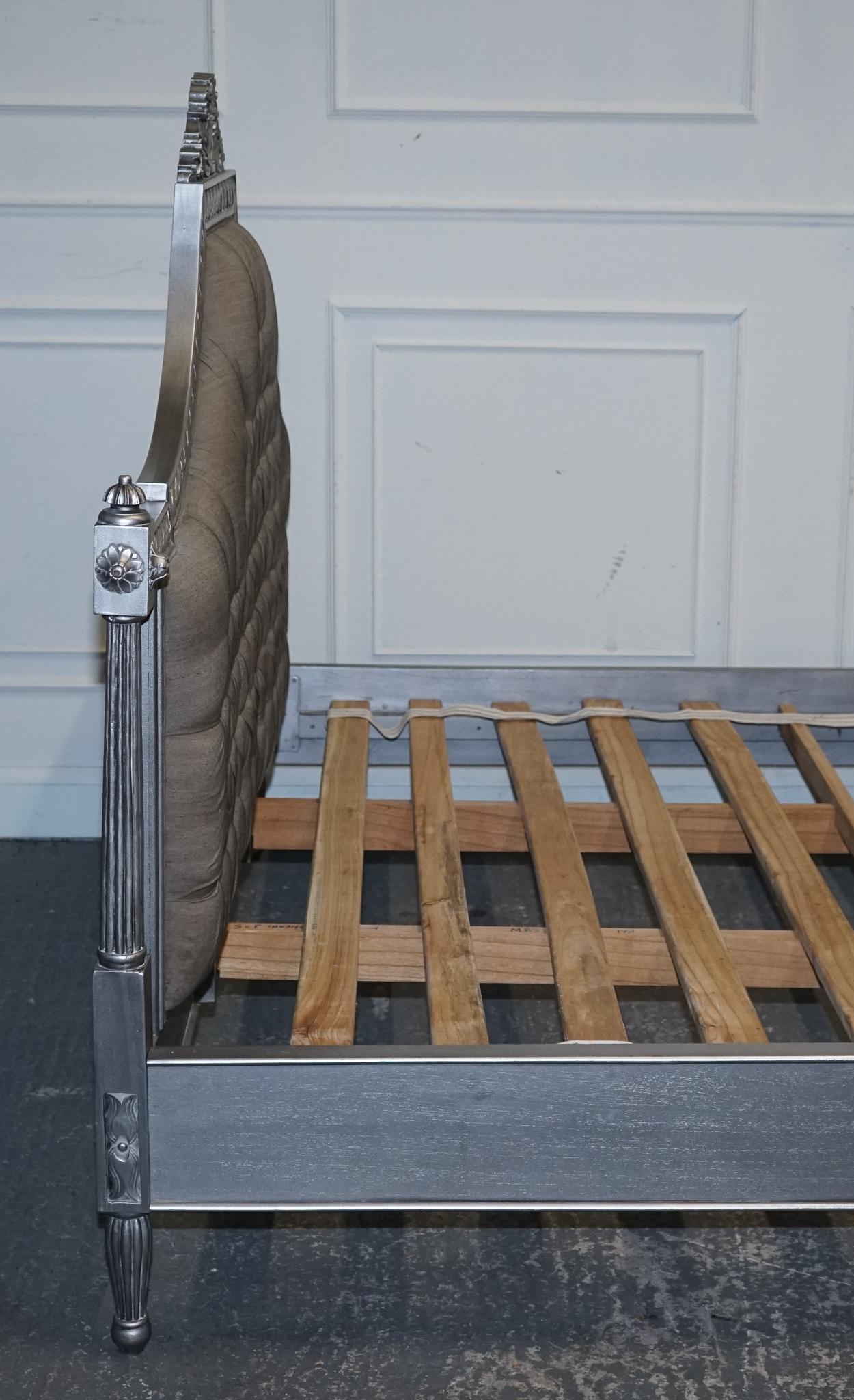 20ième siècle BEAU FRANÇAIS BUTTON BACKED KING SiZE WOODEN BED FRAME en vente