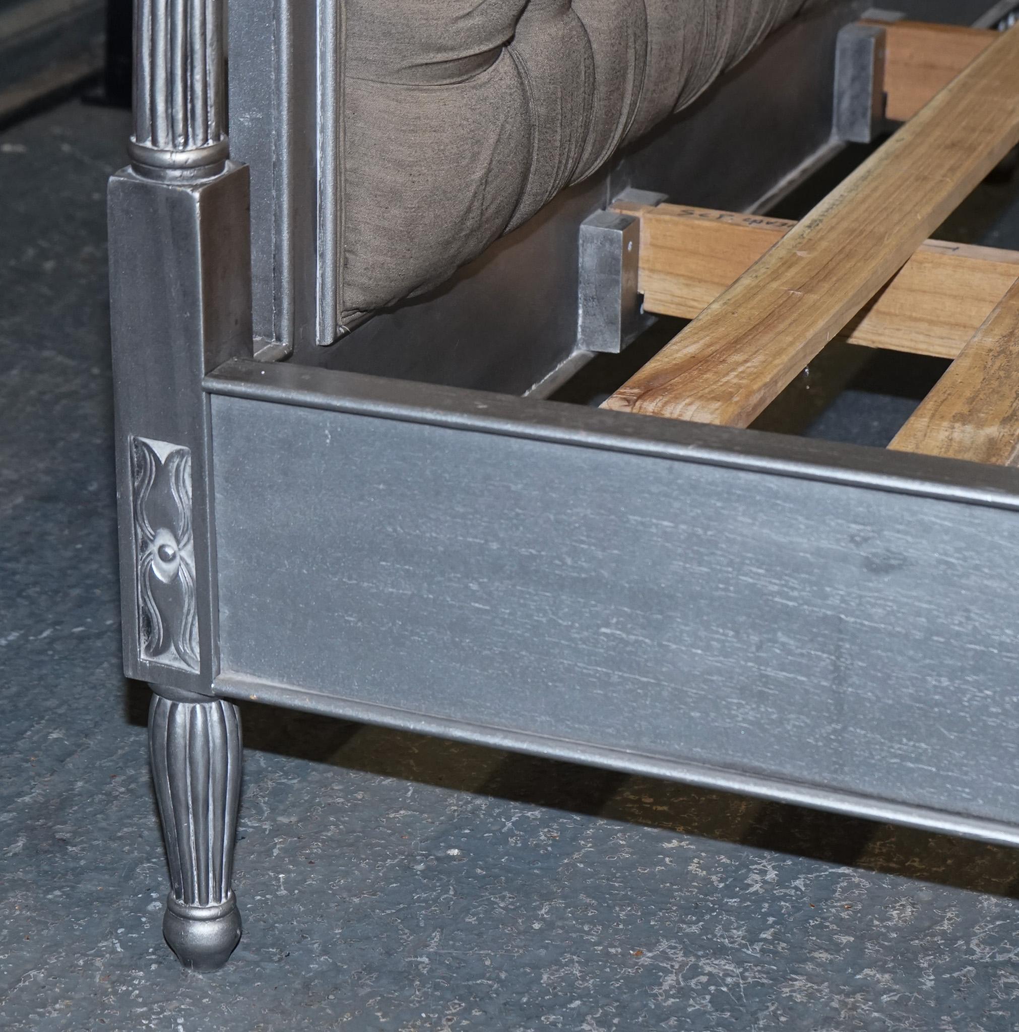 BEAU FRANÇAIS BUTTON BACKED KING SiZE WOODEN BED FRAME en vente 1