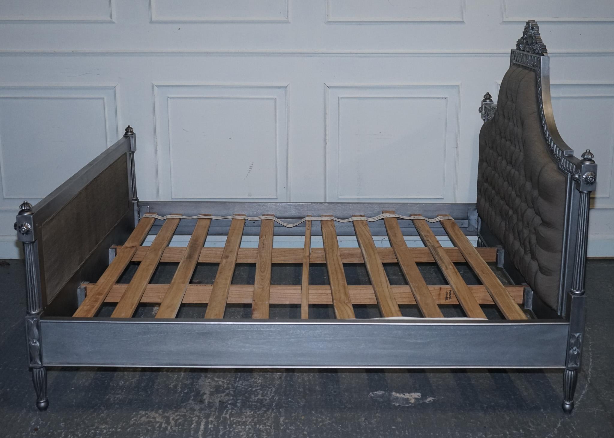 BEAU FRANÇAIS BUTTON BACKED KING SiZE WOODEN BED FRAME en vente 2
