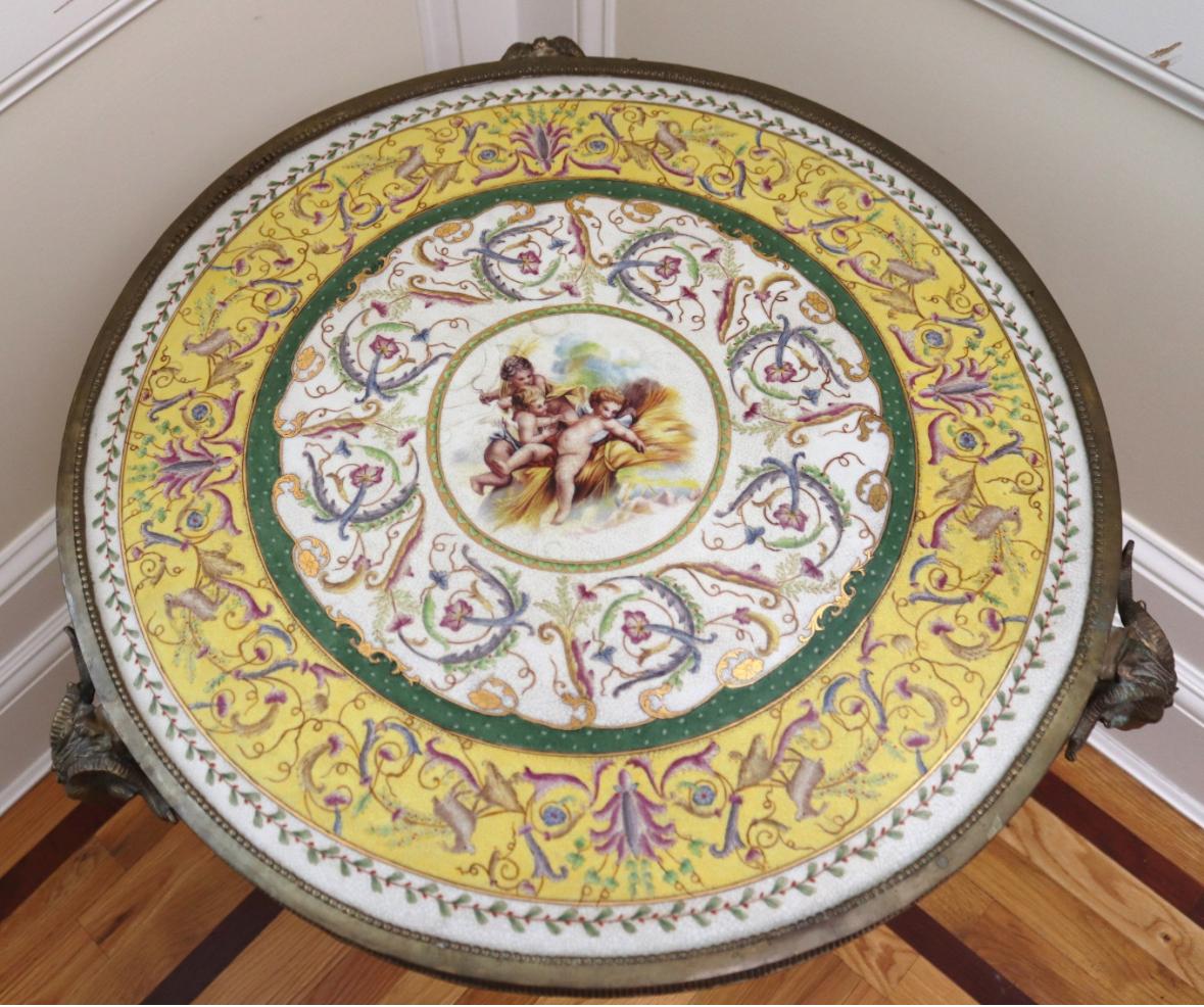 Preciosa Mesa Auxiliar Gueridón de Estilo Francés Montada en Porcelana y Bronce Neoclásico en venta