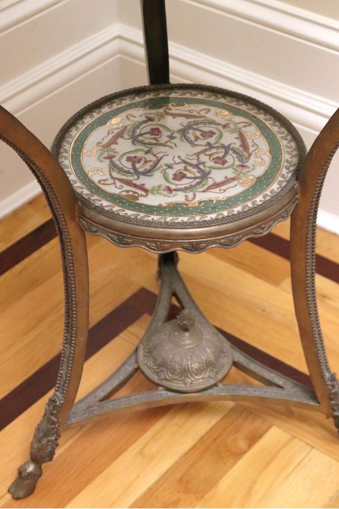 Preciosa Mesa Auxiliar Gueridón de Estilo Francés Montada en Porcelana y Bronce en Bueno estado para la venta en Pineville, NC