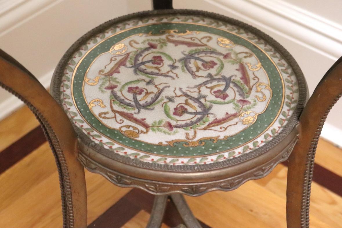 Preciosa Mesa Auxiliar Gueridón de Estilo Francés Montada en Porcelana y Bronce siglo XIX en venta