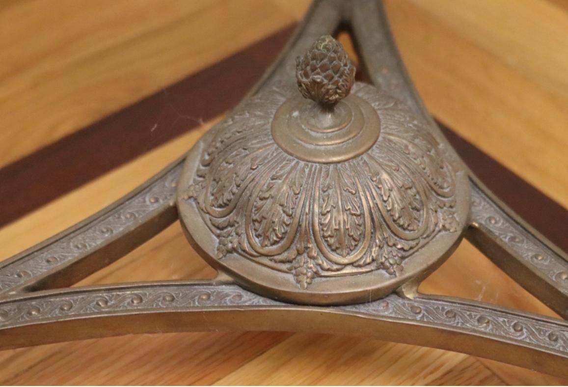Preciosa Mesa Auxiliar Gueridón de Estilo Francés Montada en Porcelana y Bronce en venta 3