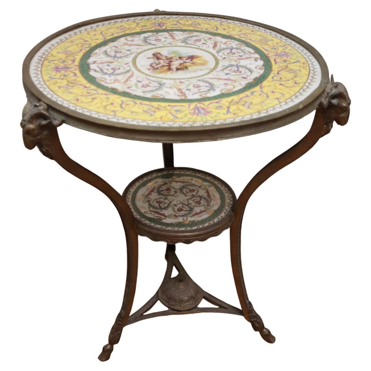 Preciosa Mesa Auxiliar Gueridón de Estilo Francés Montada en Porcelana y Bronce en venta