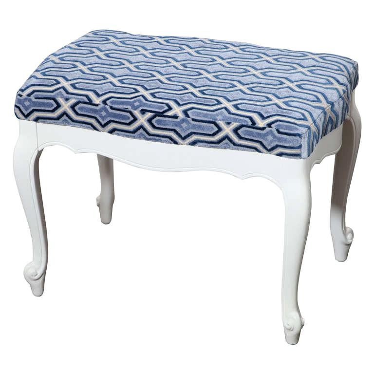 Beautiful French Style White Lacquered Bench For Sale at 1stDibs