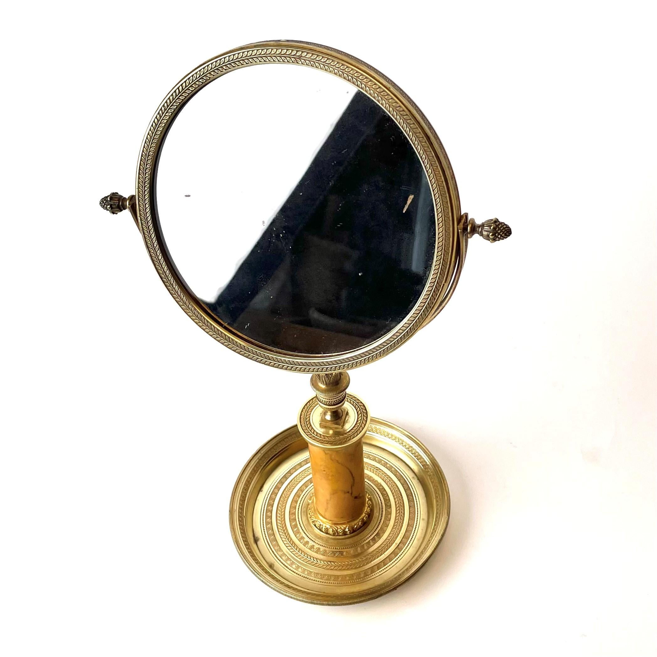 Schöner französischer Tischspiegel aus Bronze und Marmor, Louis Philippe, ca. 1830er Jahre. 

Der Spiegel ist von hoher Qualität und mit altem Spiegelglas auf beiden Seiten.

Alters- und gebrauchsbedingte Abnutzungserscheinungen.