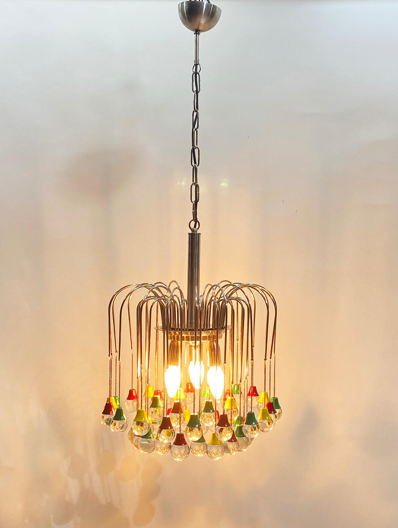 Fantastic teardrop-shaped chandelier made in France in the 1950s.
The teardrop are held by colored caps in green, red and yellow, with a silver plated structure
The crystal teardrop refracts light in a beautiful way. It fills the room with a soft,