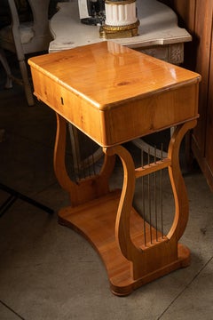 Schöner Biedermeier-Beistelltisch aus Obstholz