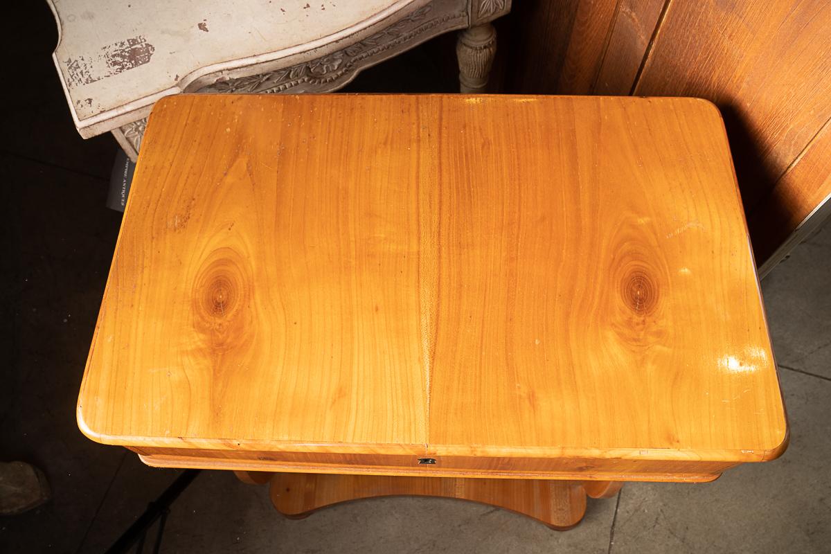 Beautiful Fruitwood Biedermeier Side Table In Good Condition In New Orleans, LA