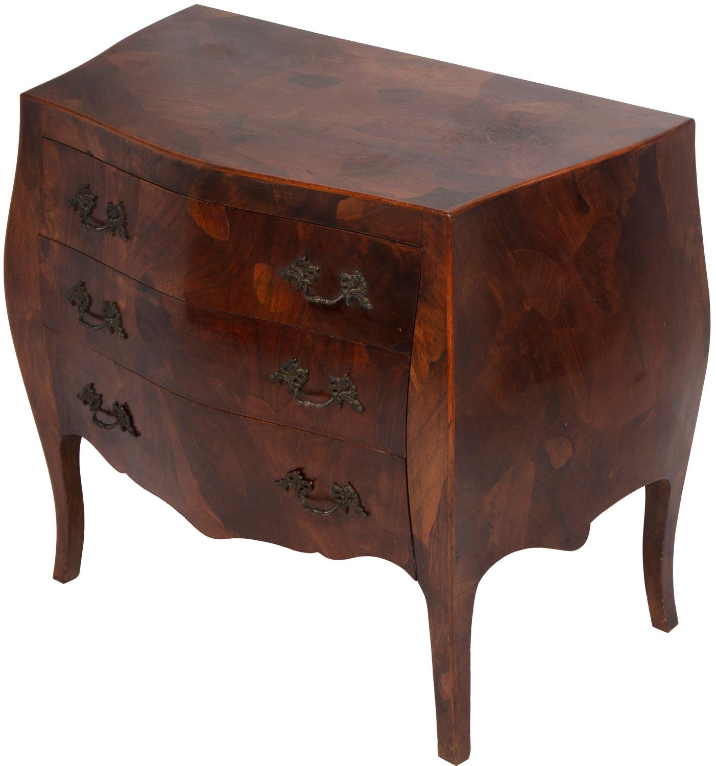 Cómoda de chapa de madera de frutal con 3 cajones, tiradores de latón ornamentados, cajones forrados.
Parece único. ¡Nos encanta!