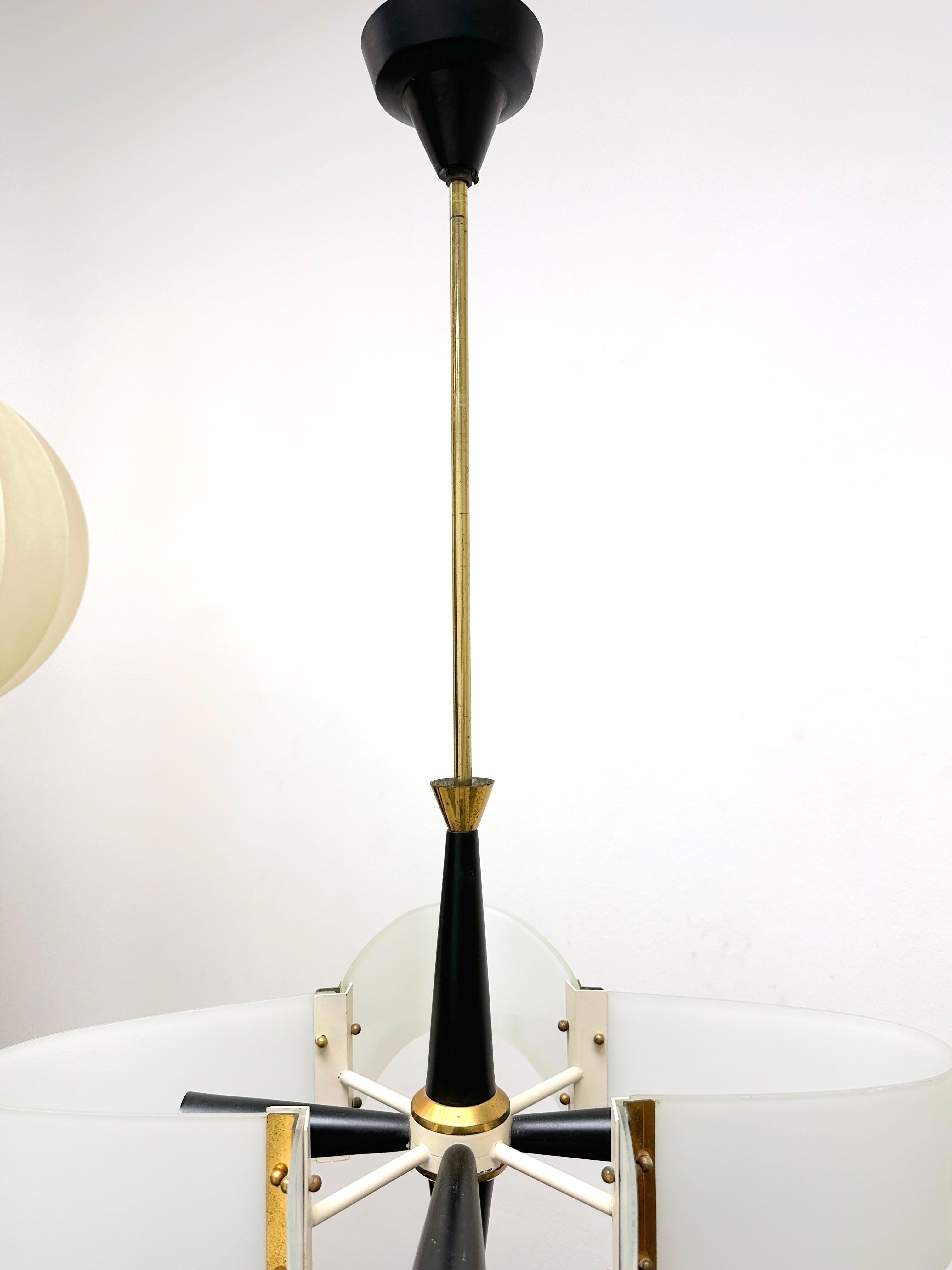 Beautiful Futuristic Brass & Glass Stilnovo Chandelier Vintage Italy, 1950s In Good Condition For Sale In Nuernberg, DE