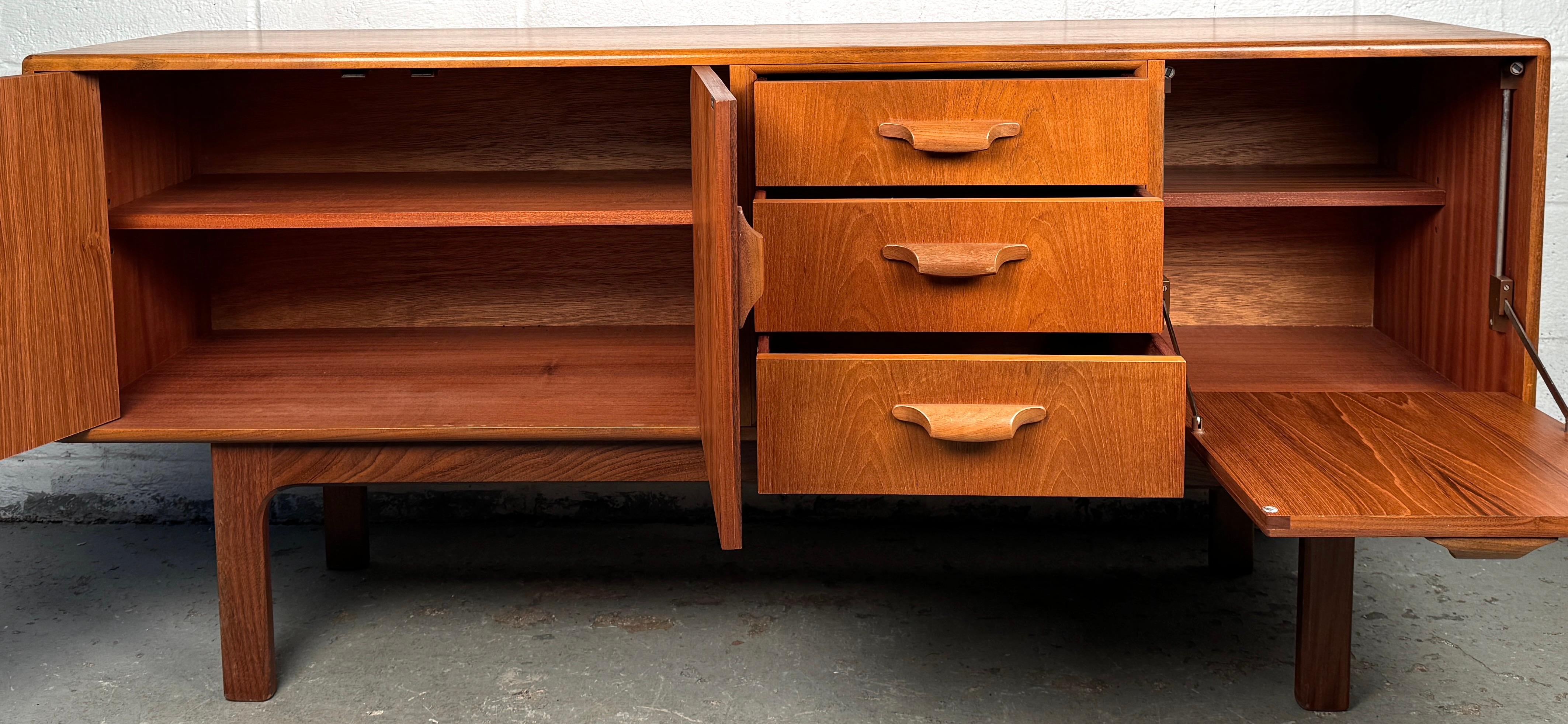 Splendida credenza G-Plan Brasilia in teak del Medioevo in vendita 5