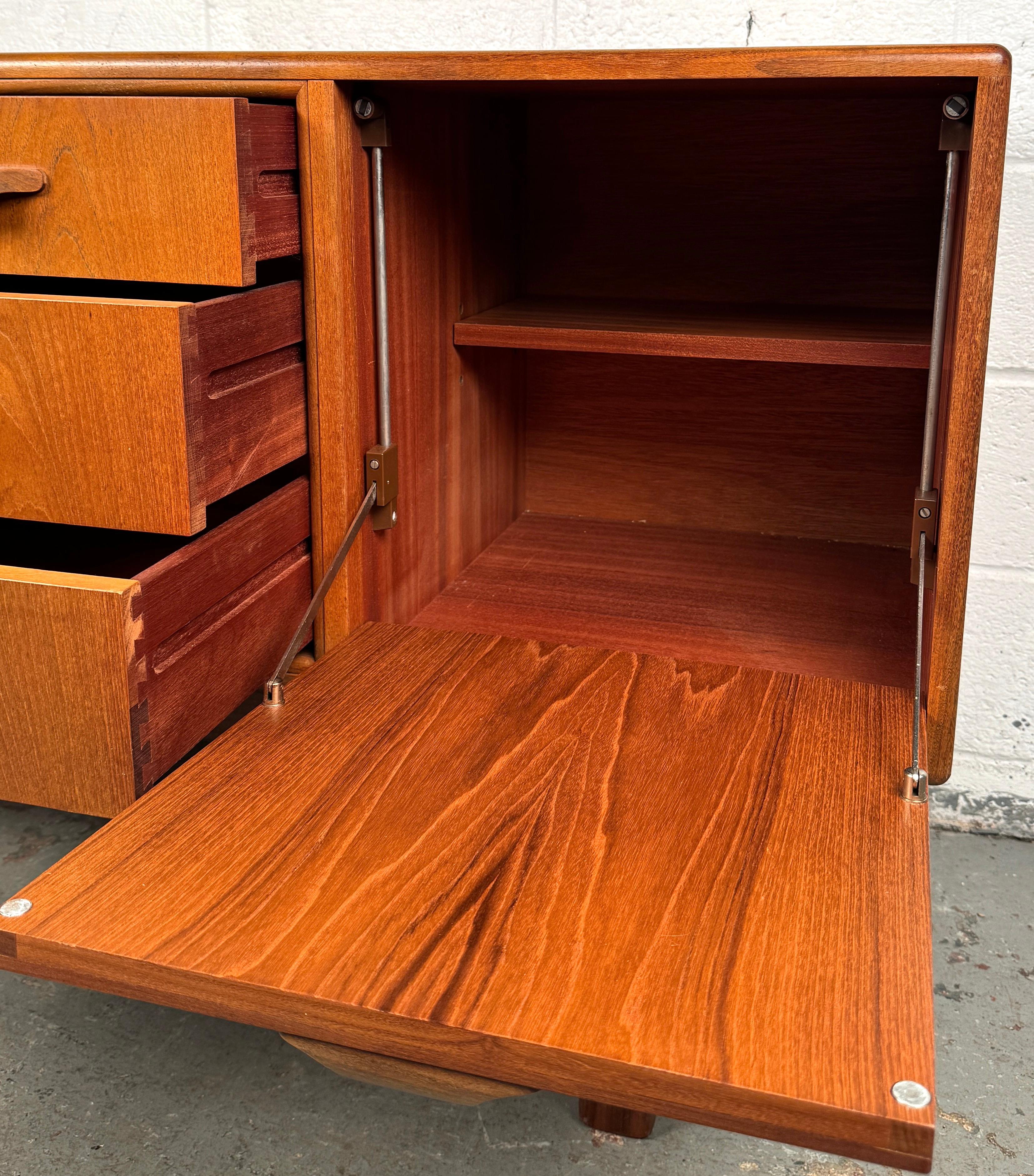 Splendida credenza G-Plan Brasilia in teak del Medioevo in vendita 6