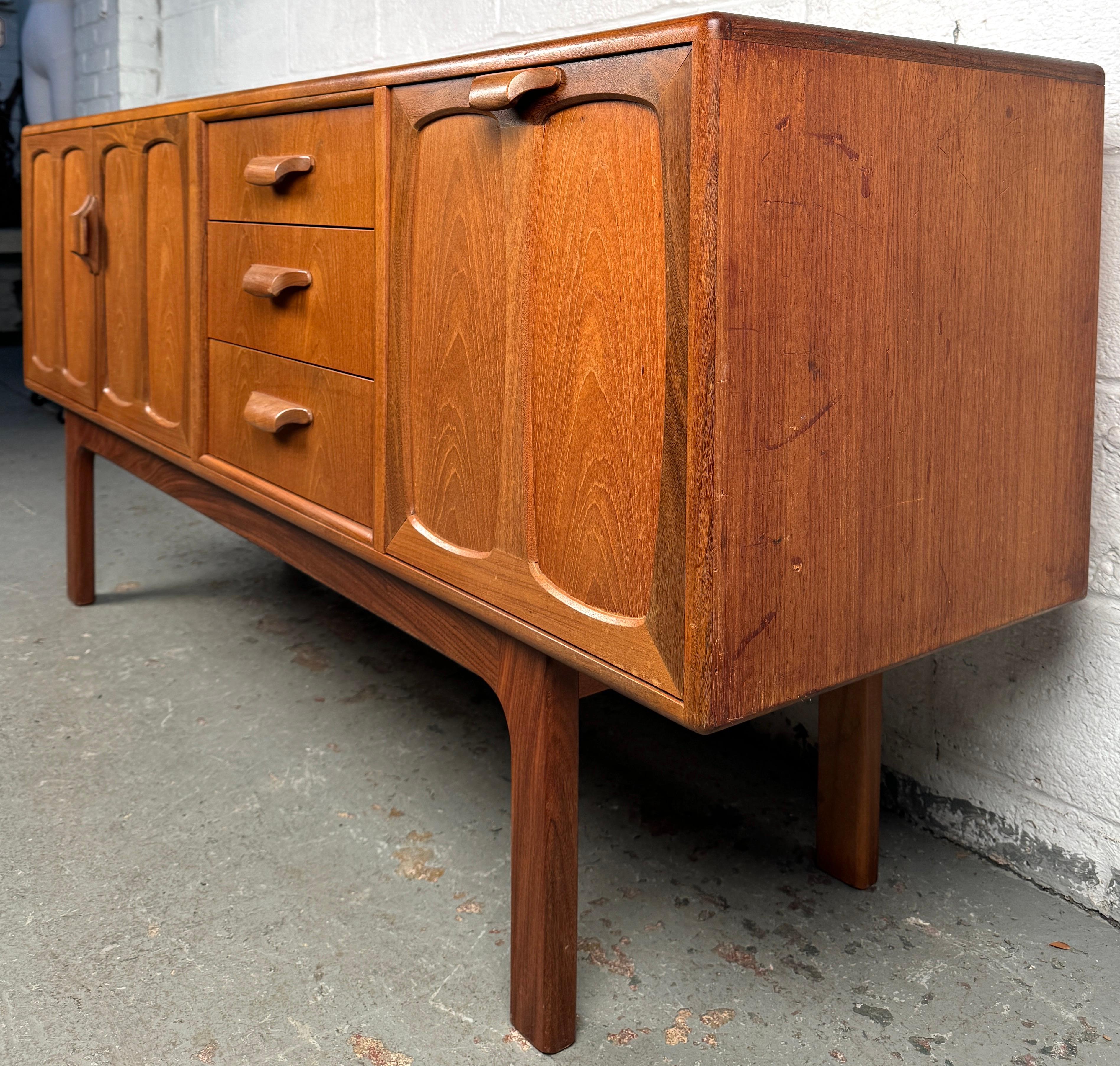 Eleva i tuoi interni con questa iconica credenza Brasilia di G-Plan, uno splendido esempio di design britannico di metà secolo. Realizzato negli anni '60 in teak dalle tonalità intense, questo pezzo fa parte dell'ambita gamma Brasilia, nota per le