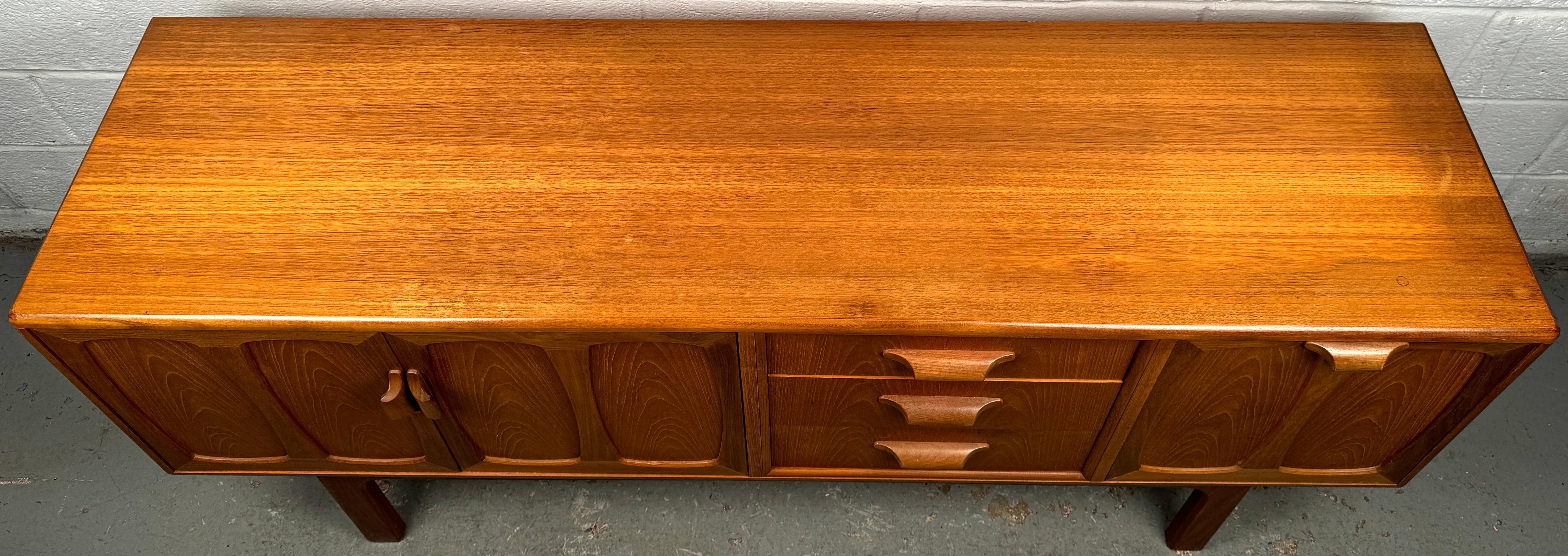 Splendida credenza G-Plan Brasilia in teak del Medioevo In condizioni buone in vendita a Brooklyn, NY