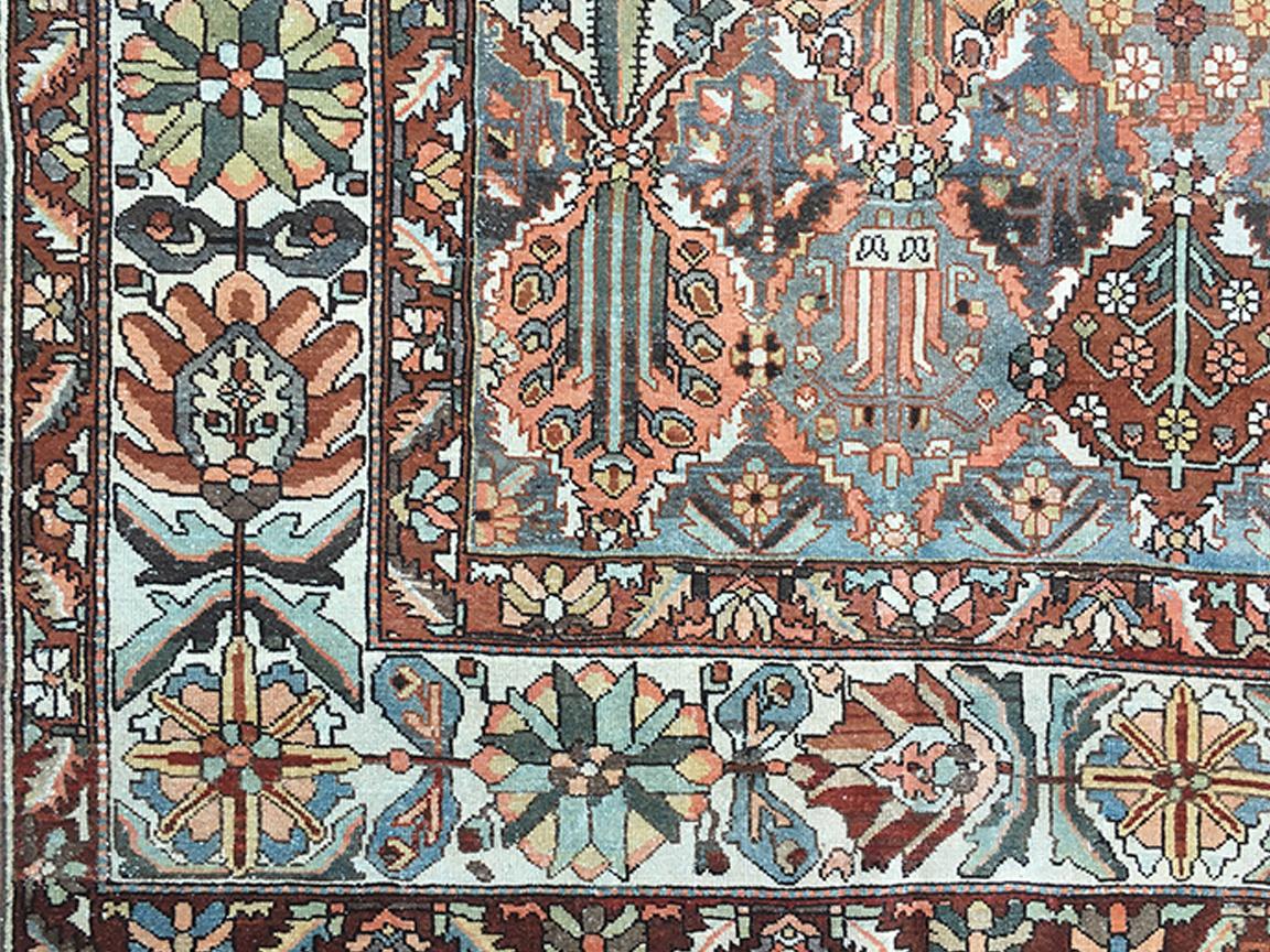 Bellissimo Tappeto Tribale Antico Persiano Bakhtiari 5316, Paese d'origine: Persia, Data approssimativa: Fine del XIX secolo - Questo antico tappeto persiano è caratterizzato da un reticolo trapuntato a disegno di giardino con figure a quattro