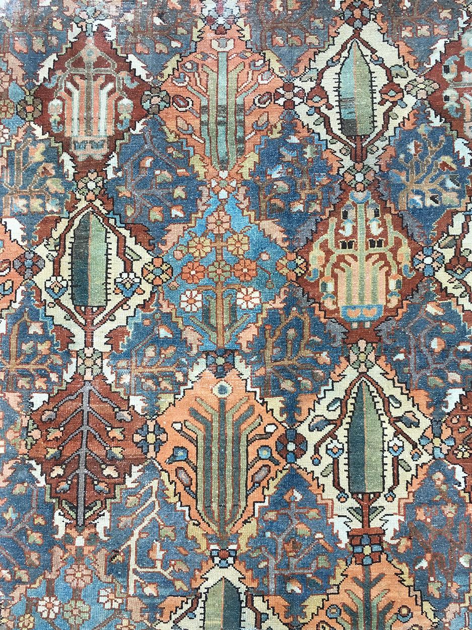 Persiano Bellissimo Tappeto antico persiano Bakhtiari con design da giardino in vendita