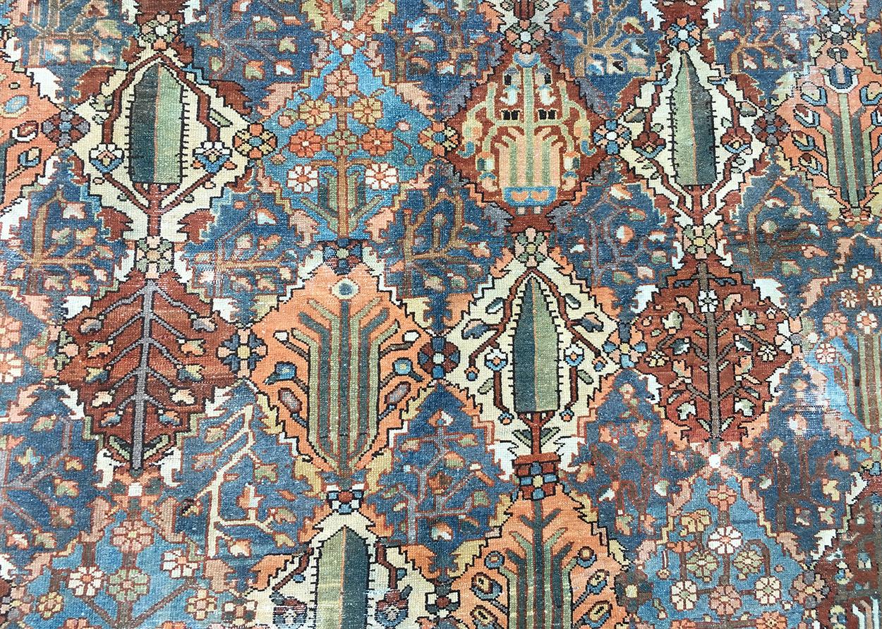 Annodato a mano Bellissimo Tappeto antico persiano Bakhtiari con design da giardino in vendita