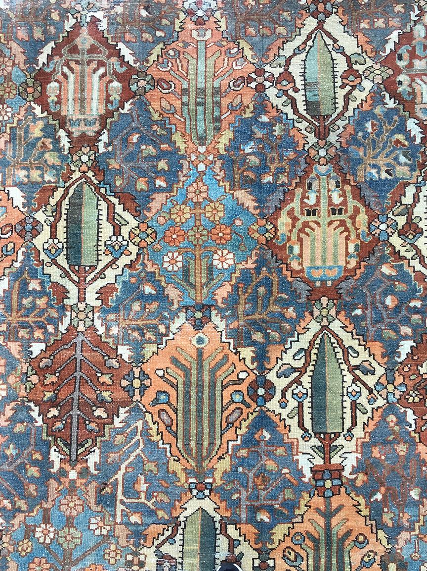 XX secolo Bellissimo Tappeto antico persiano Bakhtiari con design da giardino in vendita