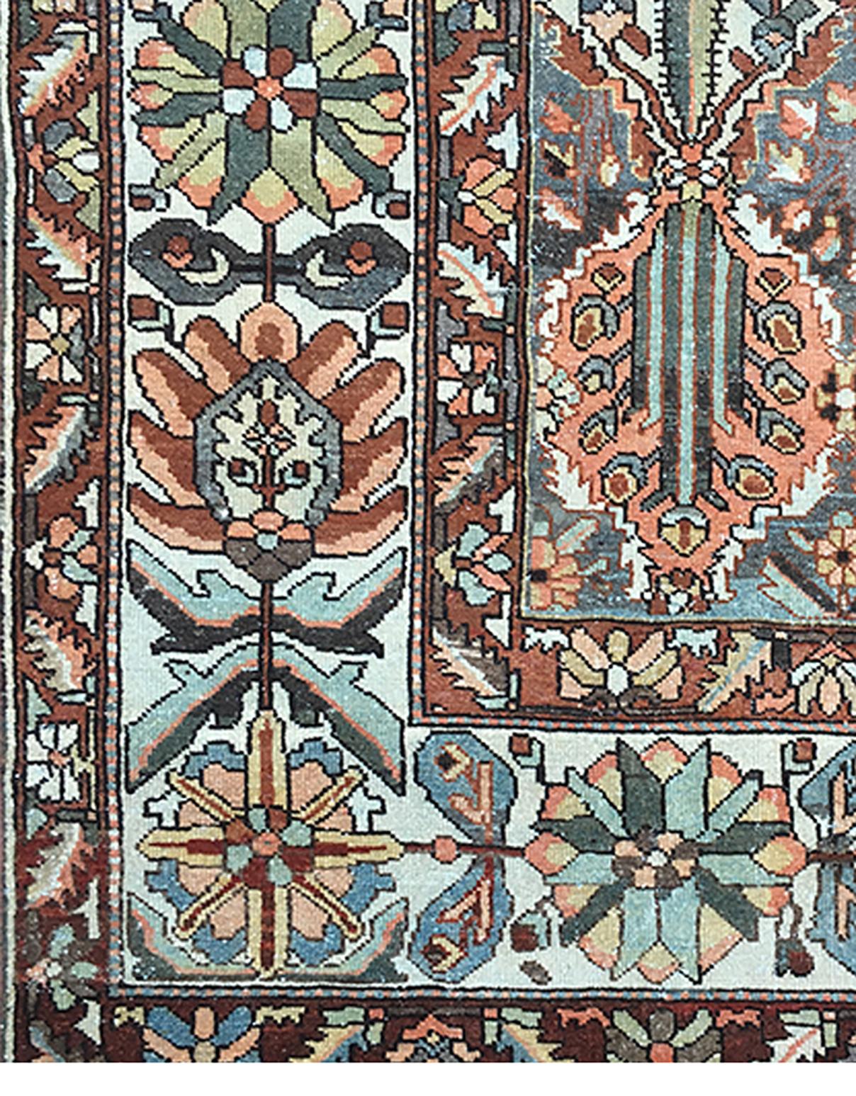 Schöner antiker persischer Bakhtiari-Teppich im Gartendesign im Angebot 1