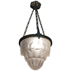 Bellissima lampada a sospensione geometrica in vetro Art Deco degli anni '20 firmata da Degue of France