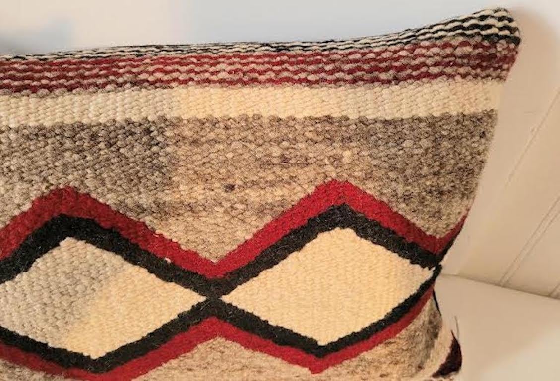 Tissé à la main Magnifique coussin traversin géométrique Navajo en vente