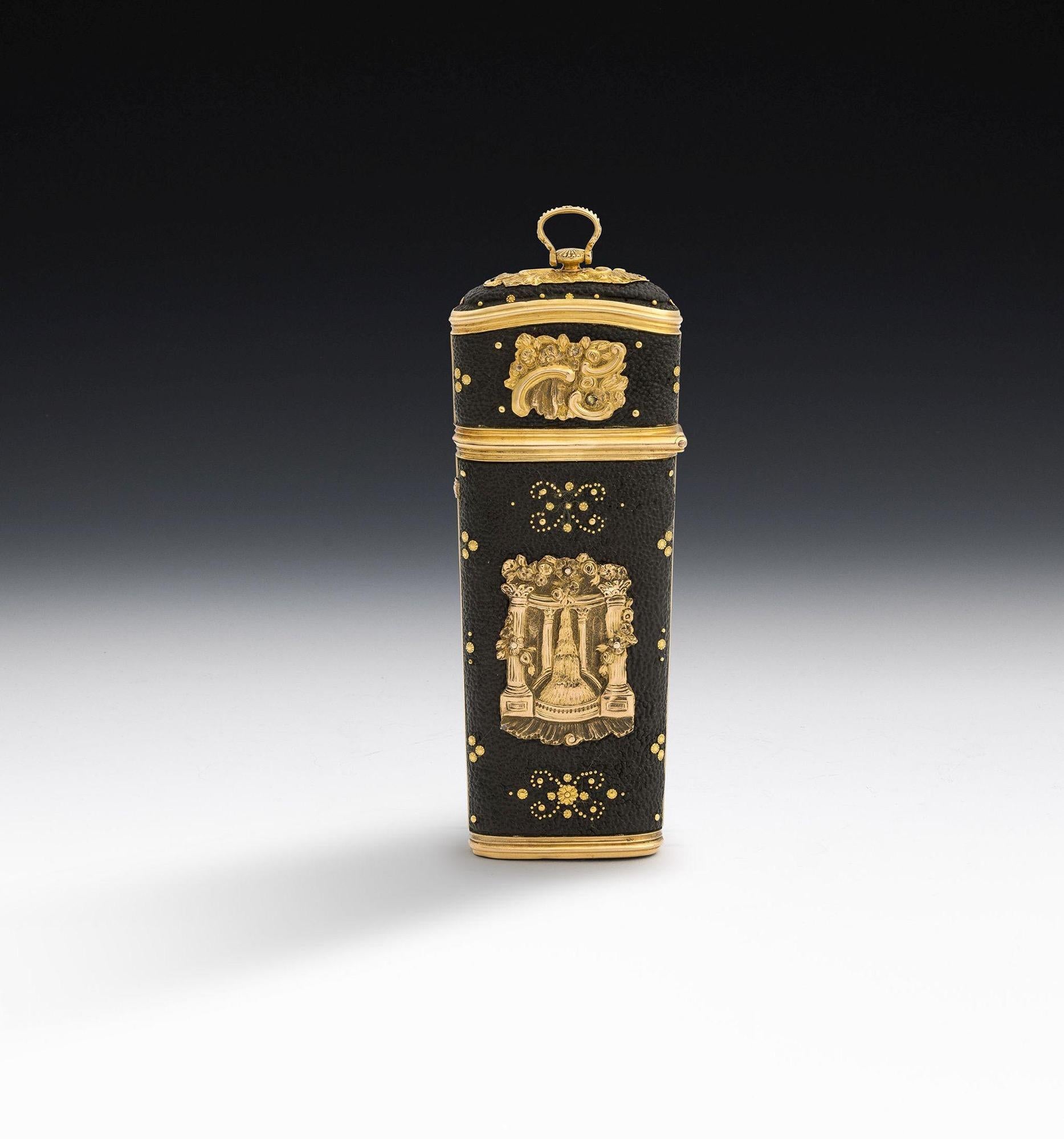 Un Importante y Precioso Etui Montado en Oro Jorge II Fabricado en Londres hacia 1745.

Esta excepcional caja de oro tiene una forma rectangular ligeramente ahusada, con el exterior de piel de zapa incrustada con abalorios dorados, volutas y motivos