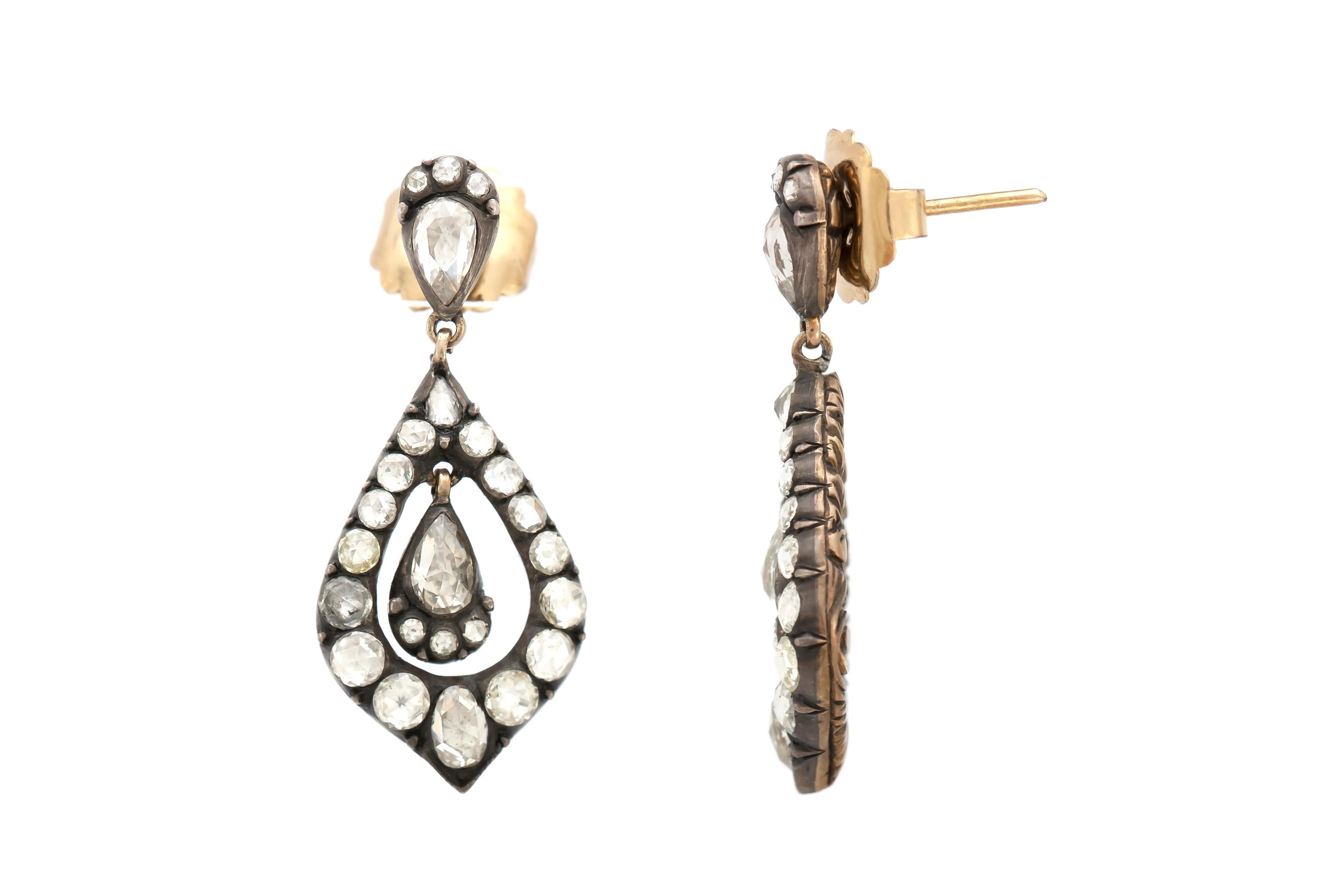 Die Ohrringe sind fein in Silber und Gold mit schönen Diamanten mit einem Gesamtgewicht von 3,71 Karat gefertigt.