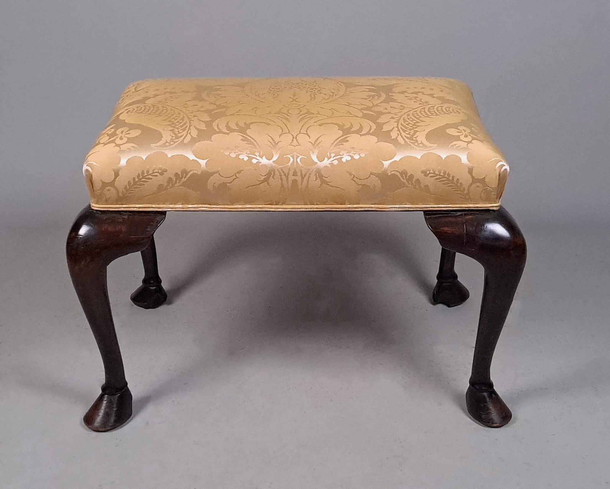 Beautiful Georgian Pony Hoof Mahogany Stool c. 1830 In Good Condition For Sale In Heathfield, GB
