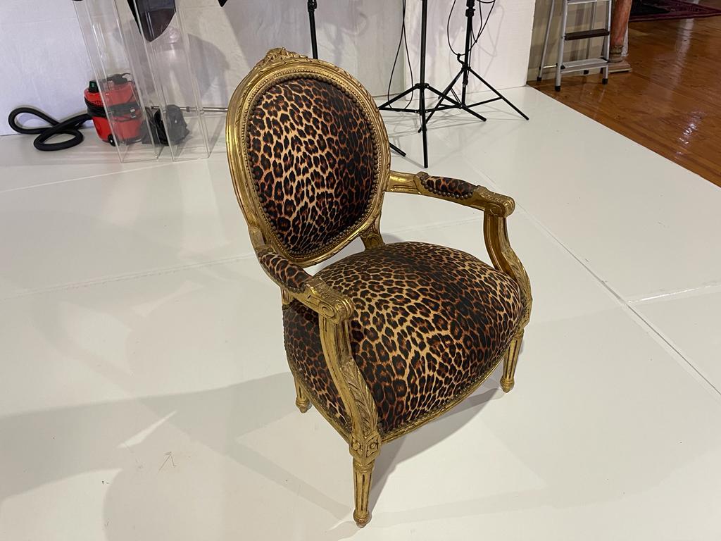 20e siècle allemand  fauteuil 
en bois sculpté et doré, décoré de motifs végétaux.  
Les sièges et le dossier sont garnis de clous.  
Signes d'utilisation minimum 
DIM : 97 x 64 x 50 cm.