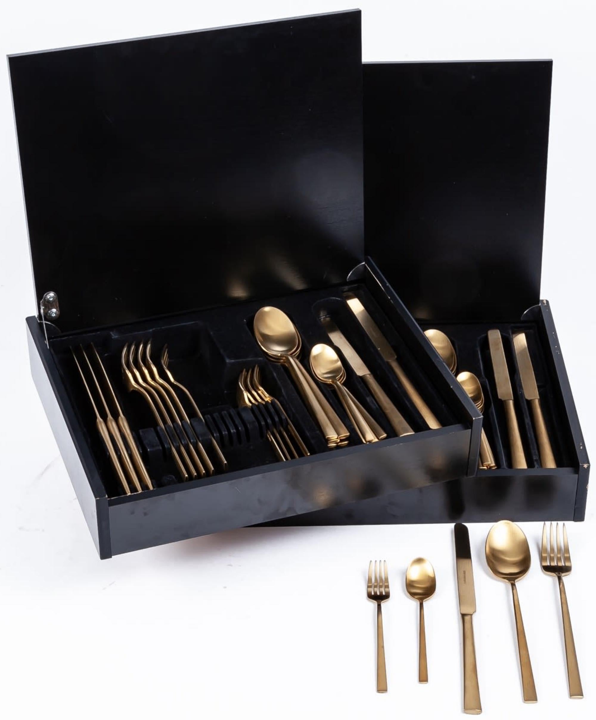 Beautiful German Cutlery for 12 People 20th Century
golden metal services in their cases
perfect conditions
Highest height: 23cm