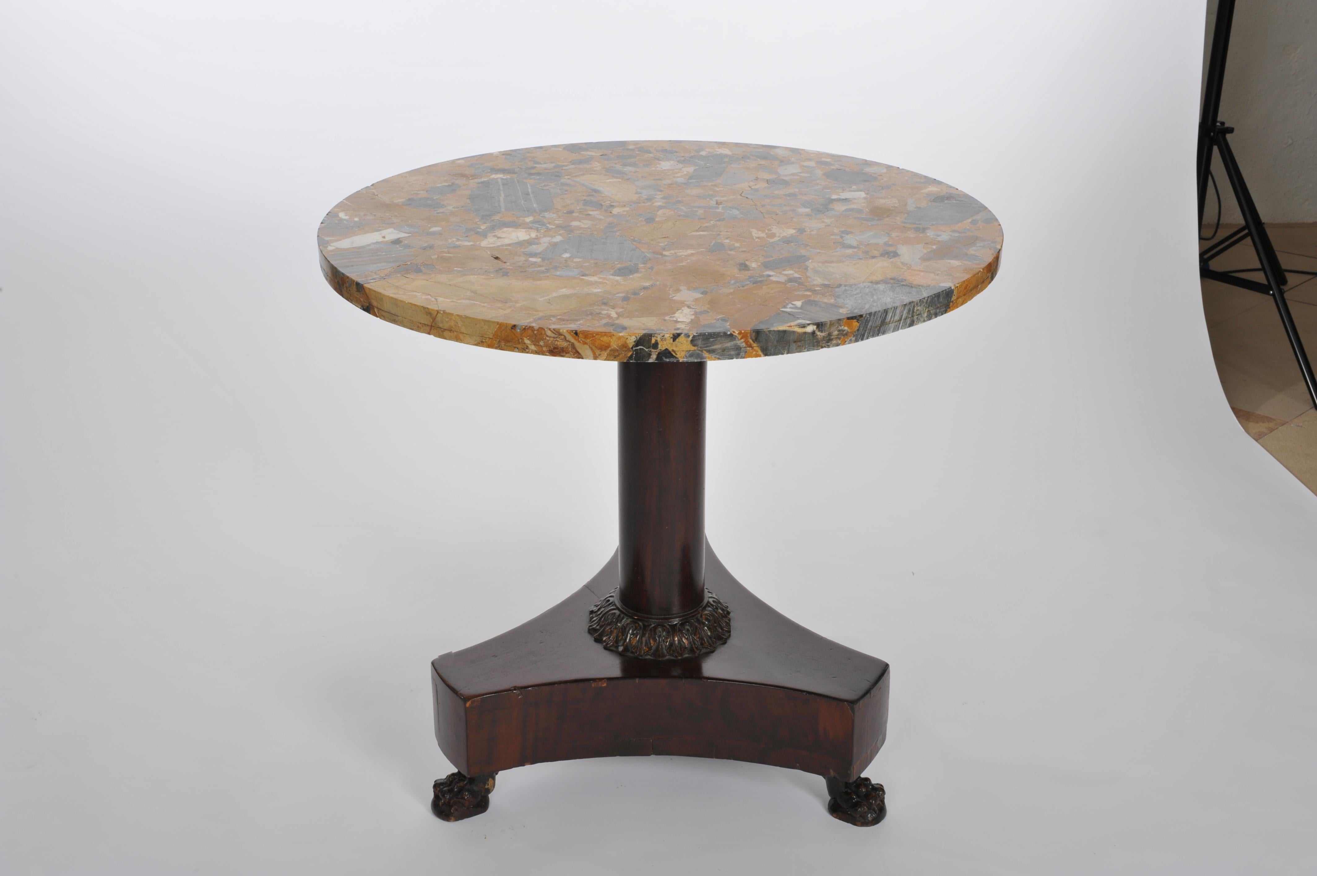 Impressive Empire table in solid mahogany with multicolored marble top.
Slender midfoot with 3 claw feet characteristic for the empire period in balanced proportions.
Marble top plate in ocher, anthracite and beige color.