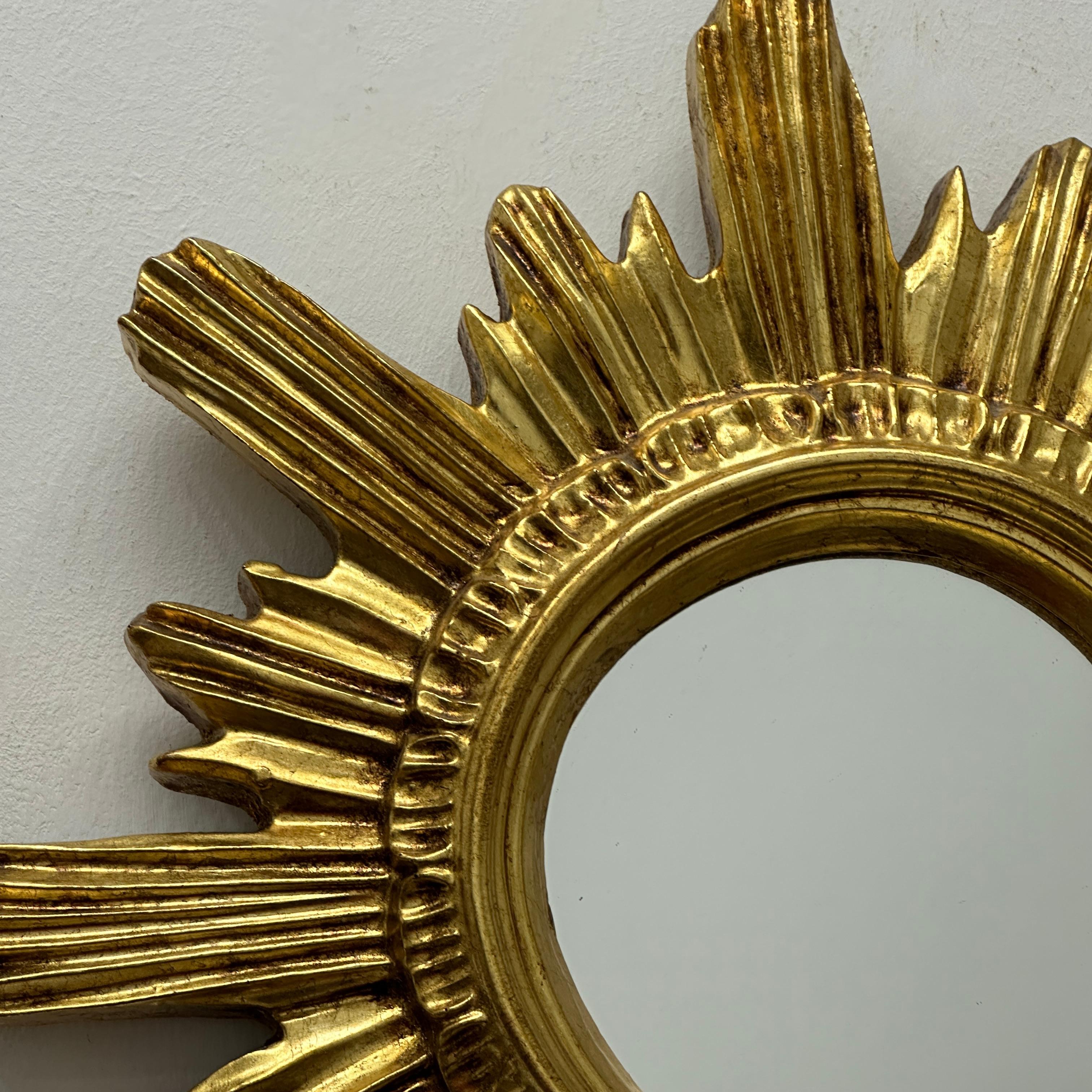 Schöner vergoldeter Starburst-Spiegel mit Sonnenschliff, ca. 1980er Jahre, hergestellt in Belgien im Zustand „Gut“ im Angebot in Nuernberg, DE