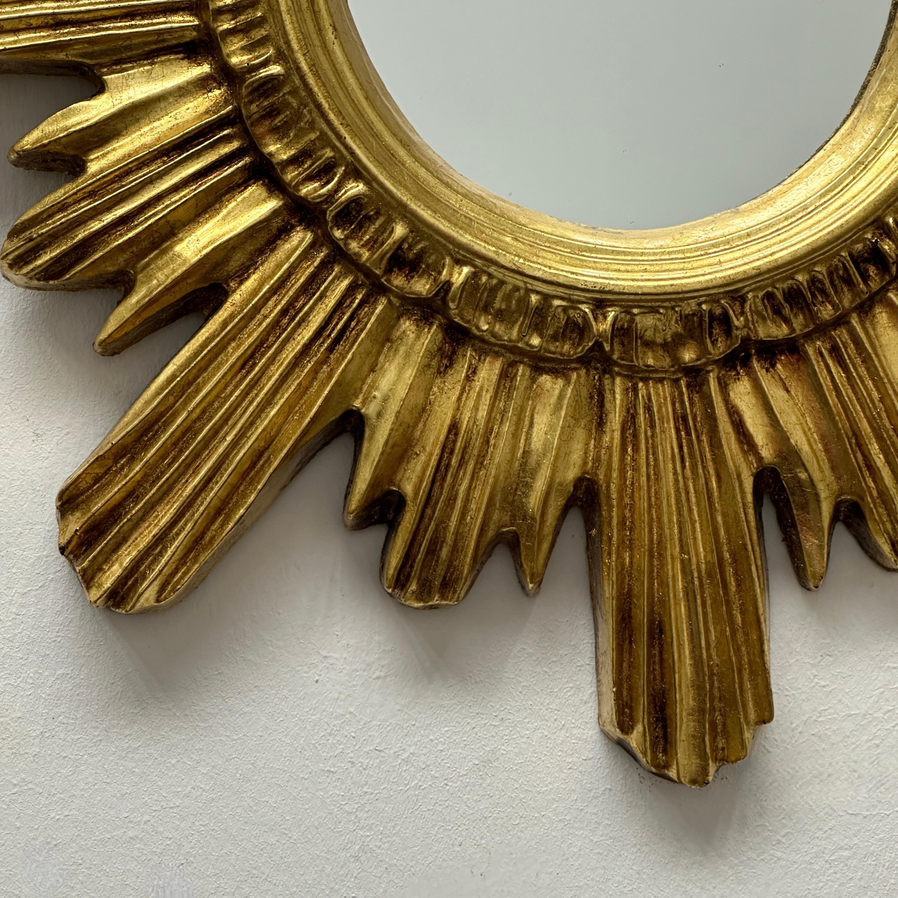 Miroir Magnifique miroir doré en forme d'étoile rayonnante, vers 1980, fabriqué en Belgique en vente
