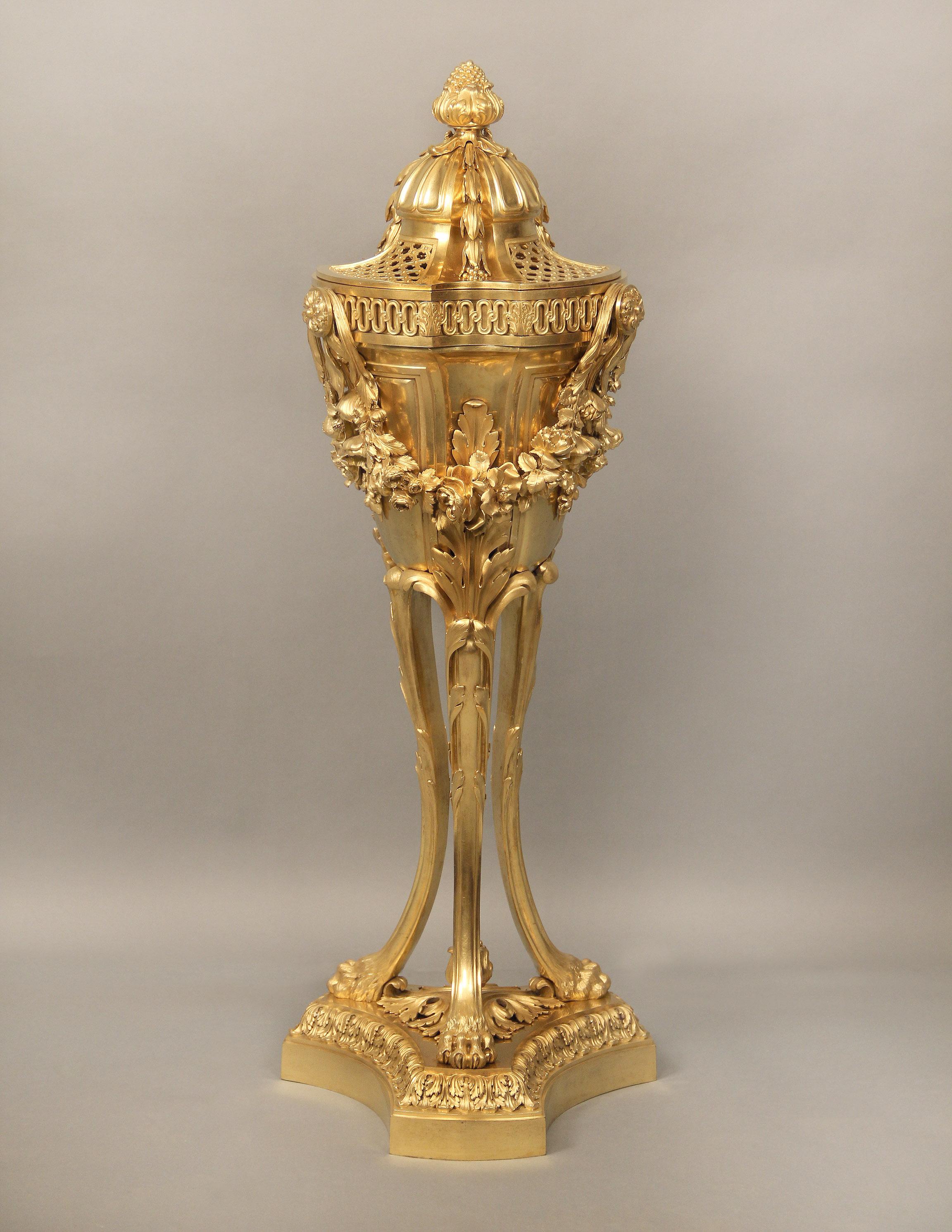  Un Brule Parfum in bronzo dorato della fine del XIX secolo in stile Luigi XV

Realizzato interamente in bronzo dorato con intagli di bacche, fiori e fogliame. Con piano separato e piedi a zampa di leone.