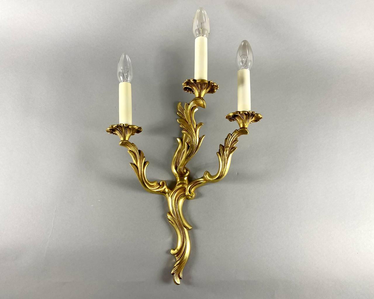 Beautiful Gilt Bronze Wall Sconce in Rococo Style, Vintage For Sale 5