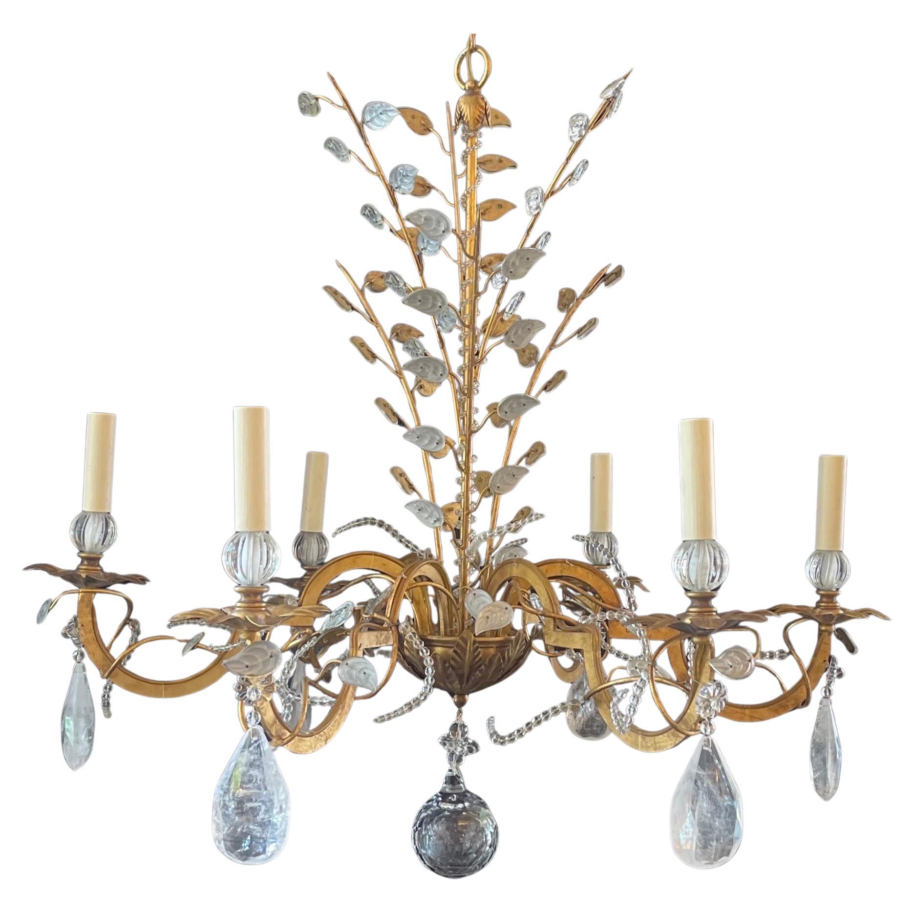 Magnifique lustre en forme de panier, doré, avec cristal de roche et feuilles de cristal, conçu par Vaughan Design/One en Angleterre, à la manière de la Maison Baguès & Jansen. Il comprend 6 candélabres d'une puissance maximale de 40 watts par