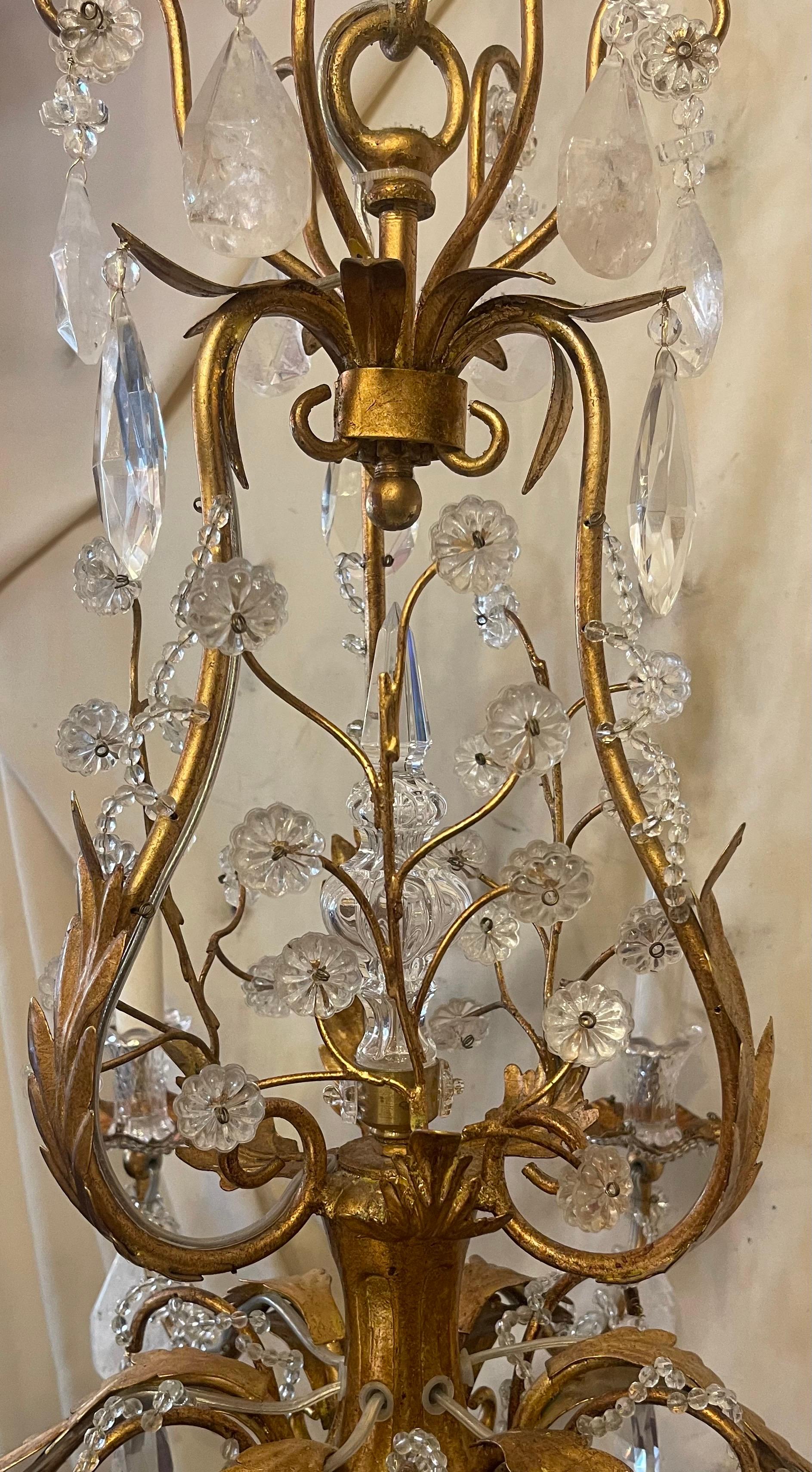 italien Magnifique lustre en cristal de roche doré à feuilles et fleurs, panier Vaughan Baguès Jansen en vente
