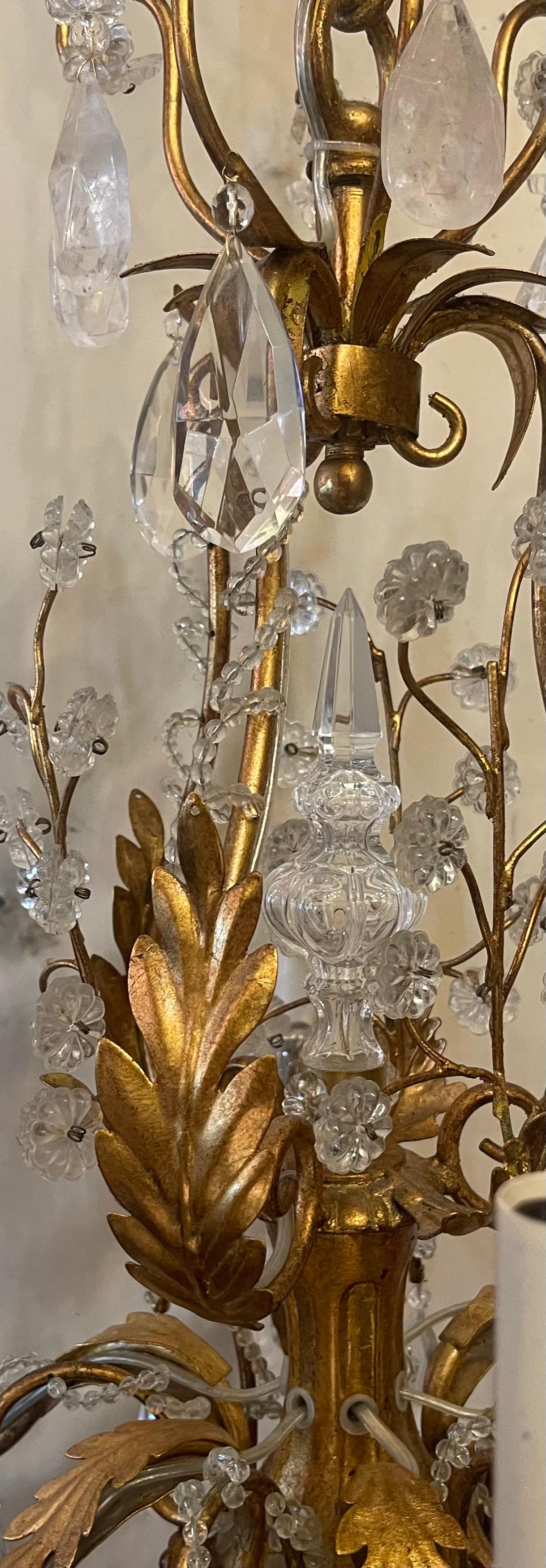 20ième siècle Magnifique lustre en cristal de roche doré à feuilles et fleurs, panier Vaughan Baguès Jansen en vente