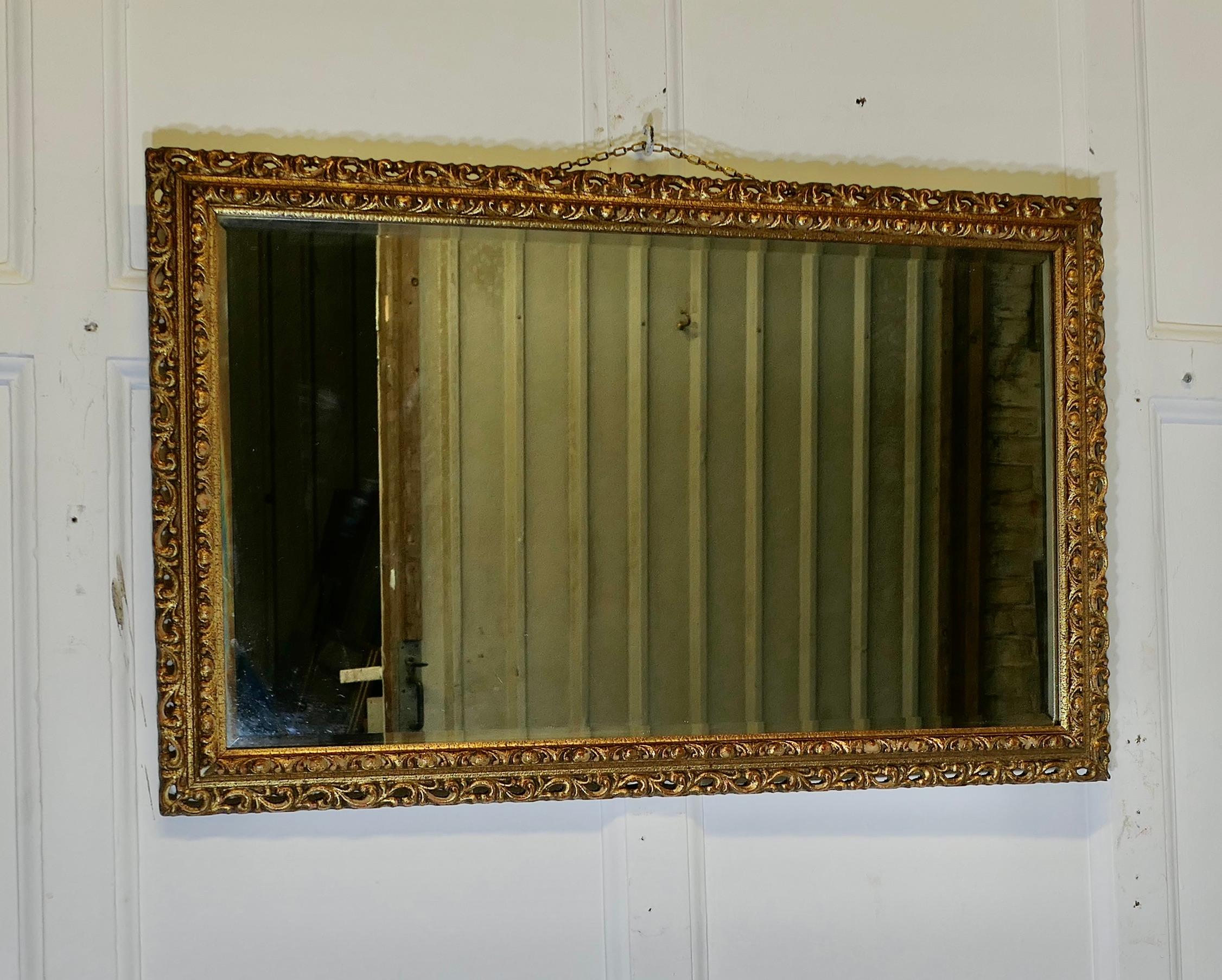 Magnifique miroir mural doré 

Ce miroir est très attrayant. Il a un cadre doré de 2