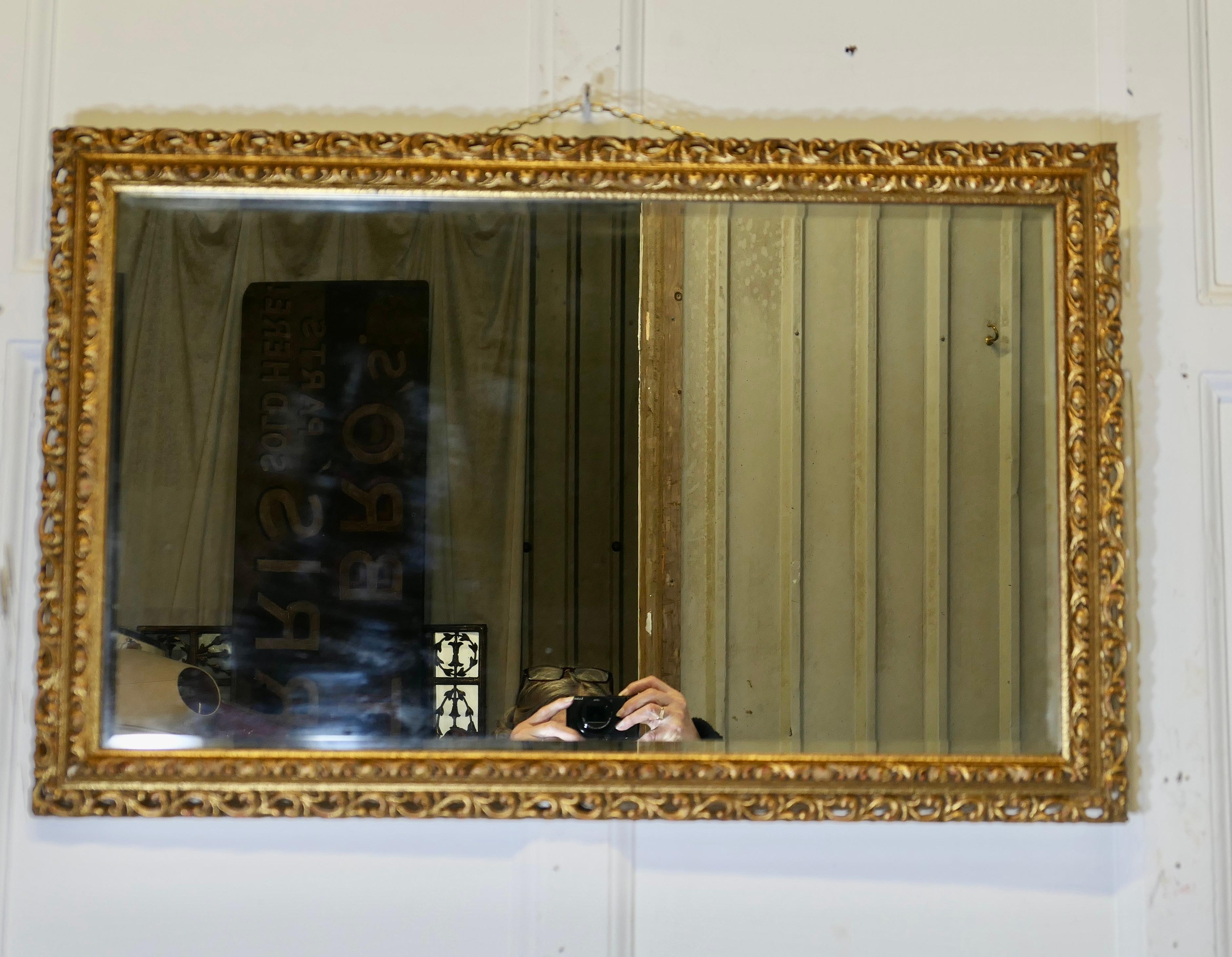 Néo-rococo Magnifique miroir mural doré   C'est un miroir très attrayant en vente