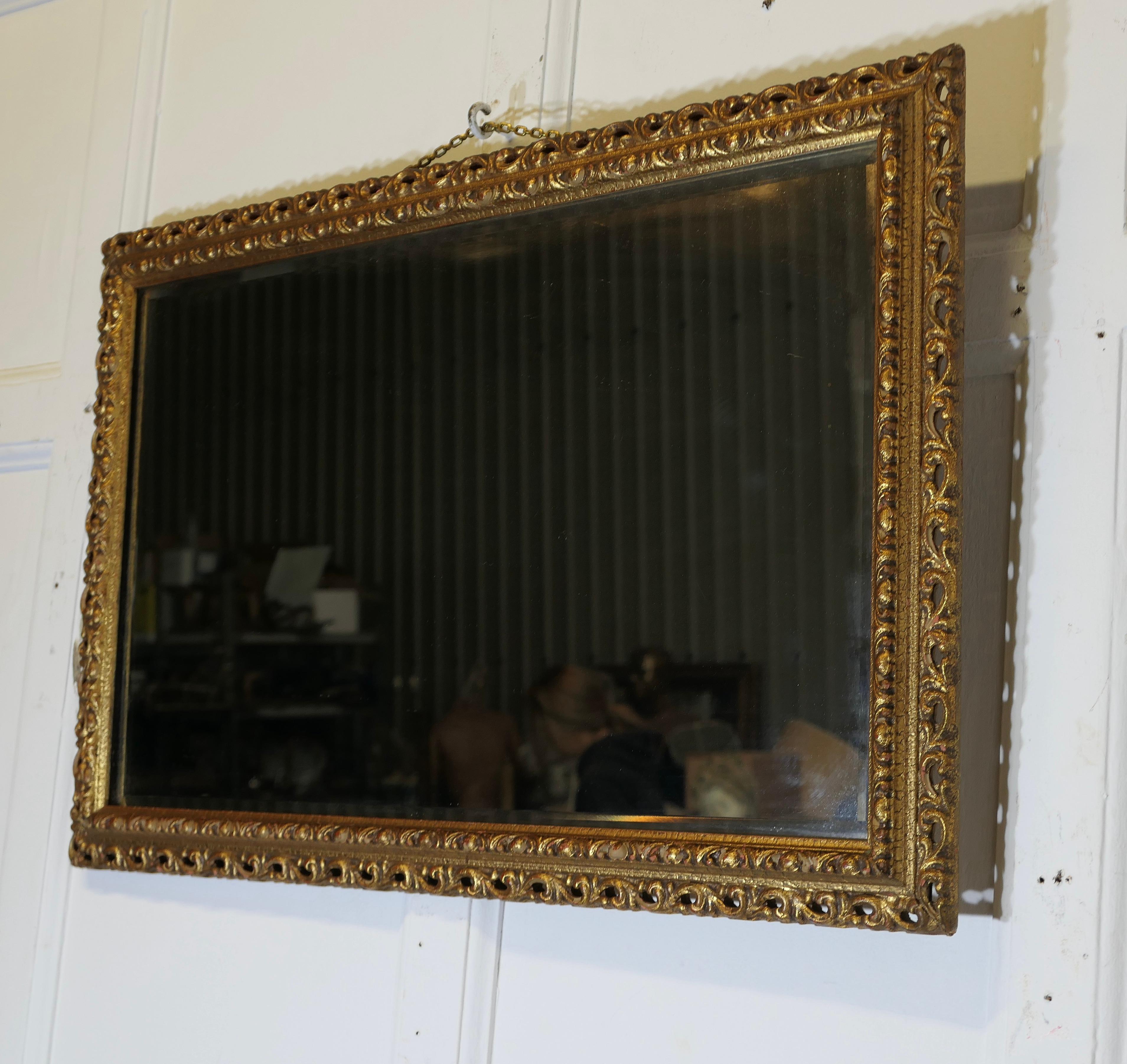 Magnifique miroir mural doré   C'est un miroir très attrayant Bon état - En vente à Godshill, Isle of Wight