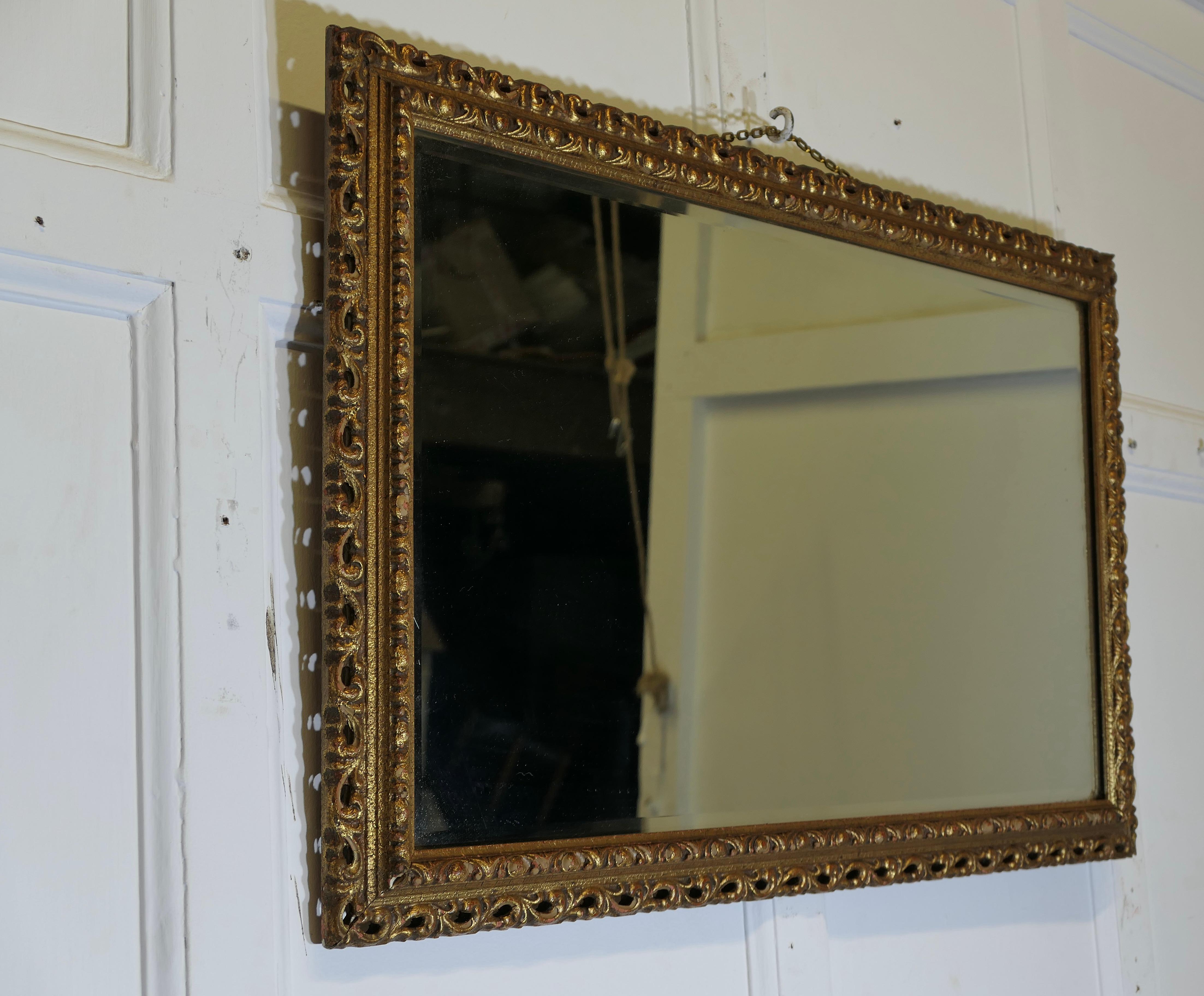 Bois doré Magnifique miroir mural doré   C'est un miroir très attrayant en vente