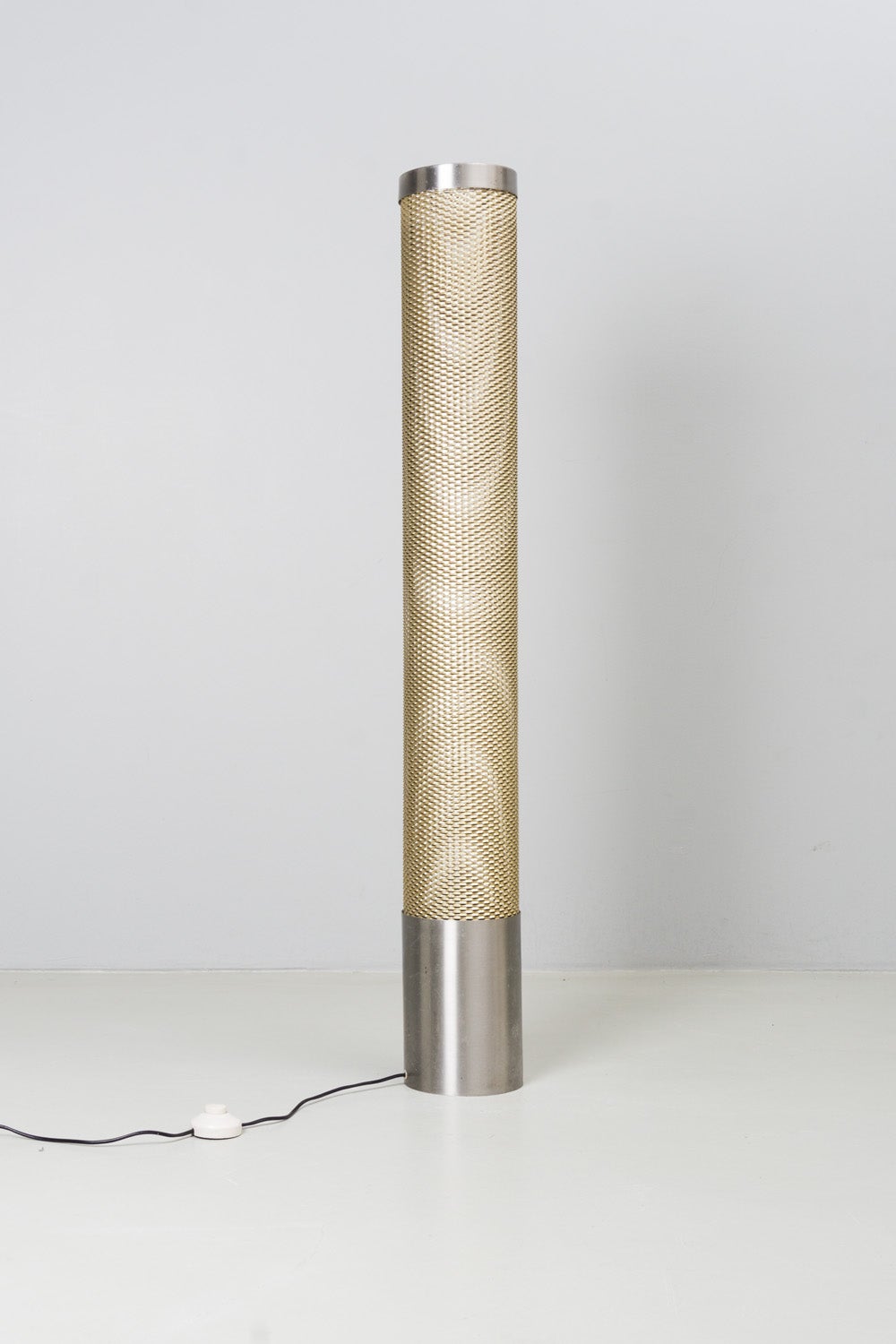 Beautiful and minimalistic Floor Lamp designed by Gio Ponti for Reggiani with an orange-bronze, perforated Aluminium diffuser. Very beautiful, harmonious light.


Giovanni 