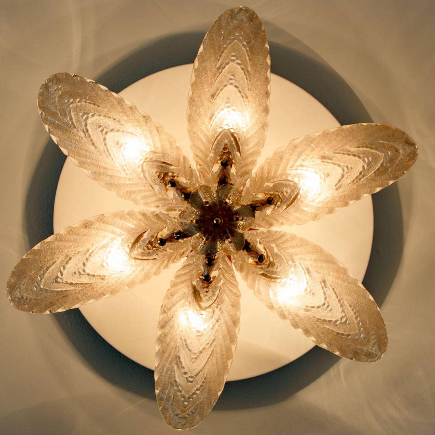 Bellissimo lampadario a foglie in vetro e ottone, anni '60 in vendita 2