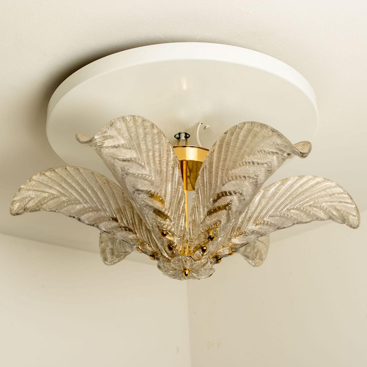 Bellissimo lampadario a foglie in vetro e ottone, anni '60 in vendita 3
